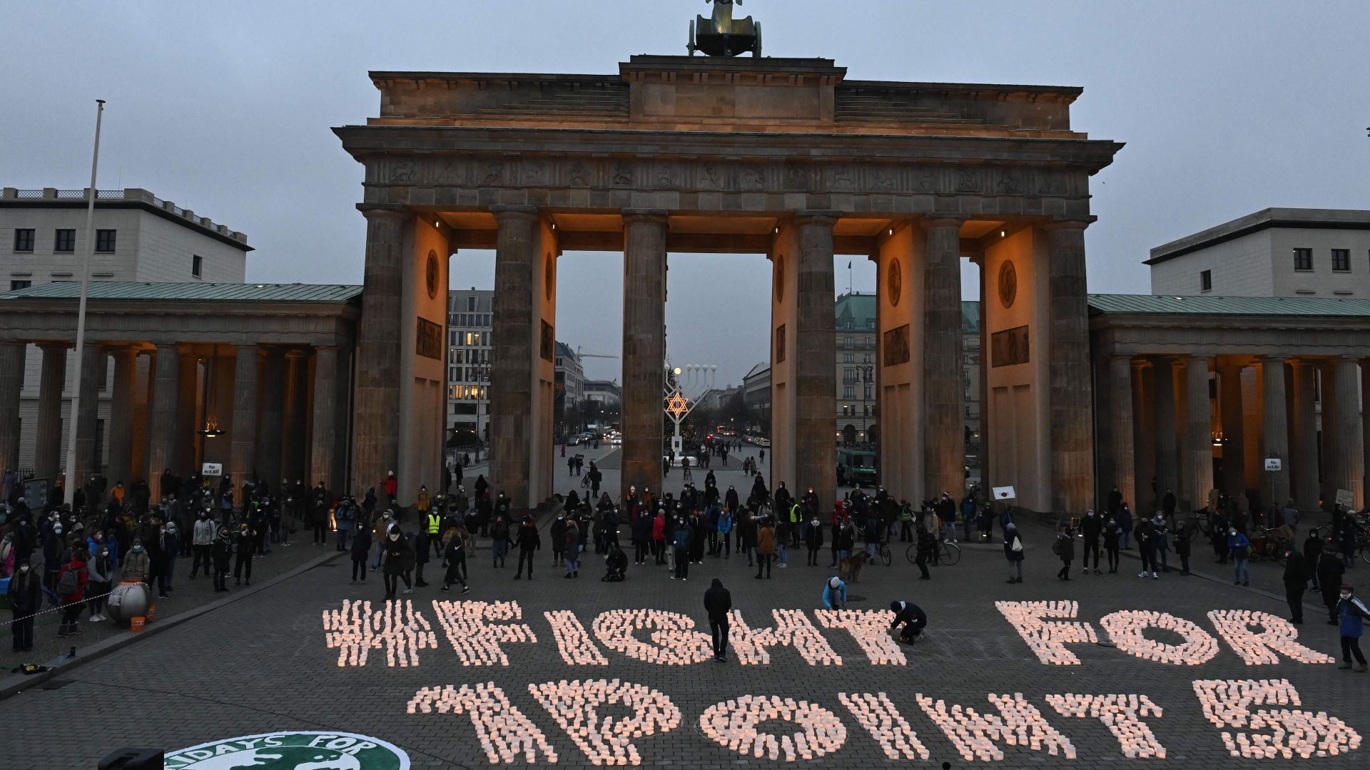 Aktivisten von Fridays for Future demonstrieren vor dem Brandenburger Tor in Berlin für mehr Klimaschutz | AFP