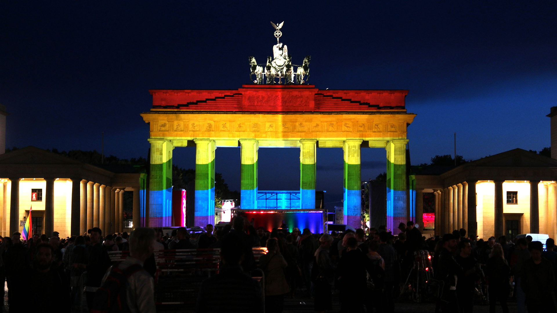 Das Brandenburger Tor erstrahlt in Regenbogenfarben | picture alliance / dpa