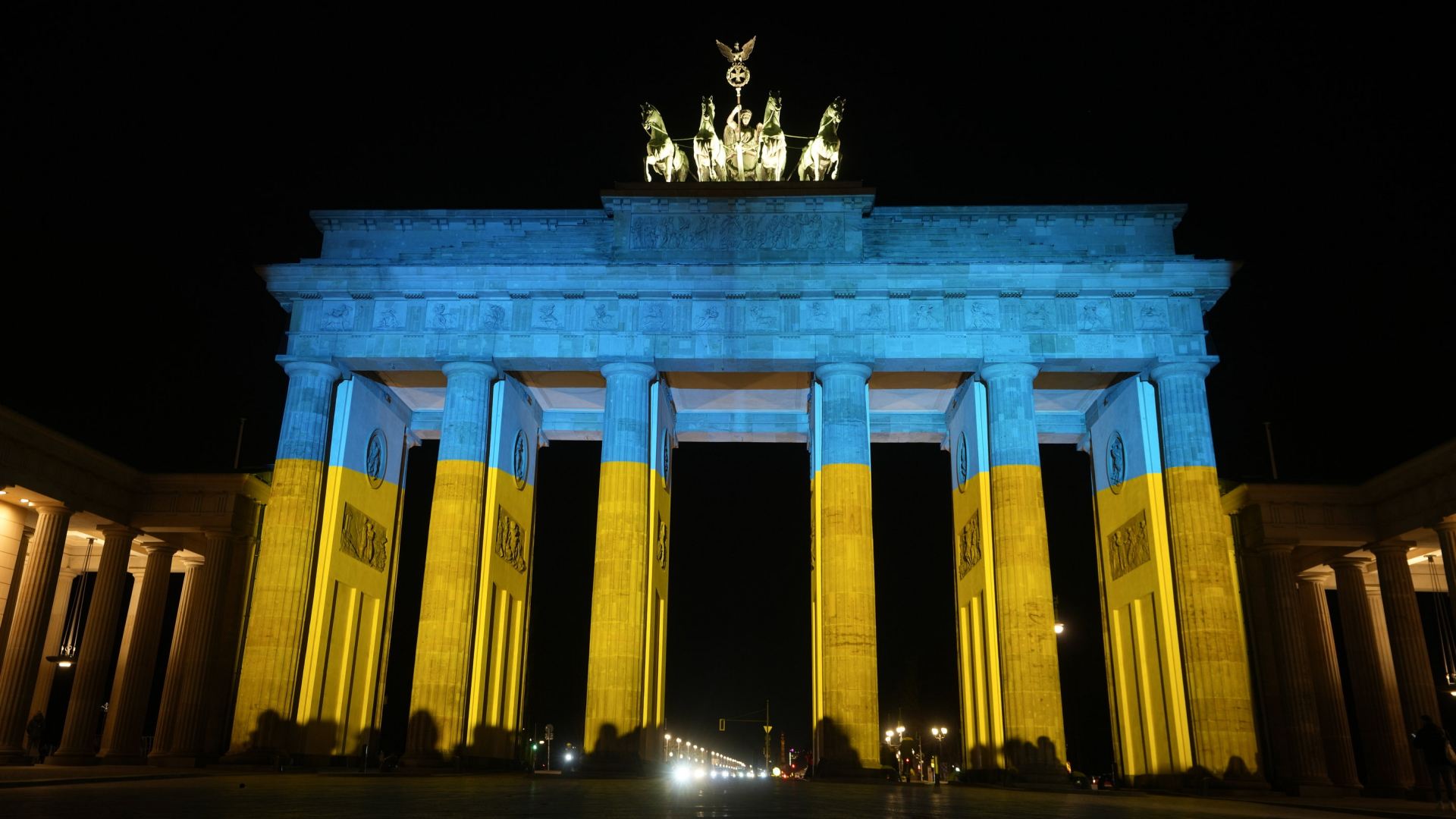 Das Brandenburger Tor in den Nationalfarben der Ukraine | AP