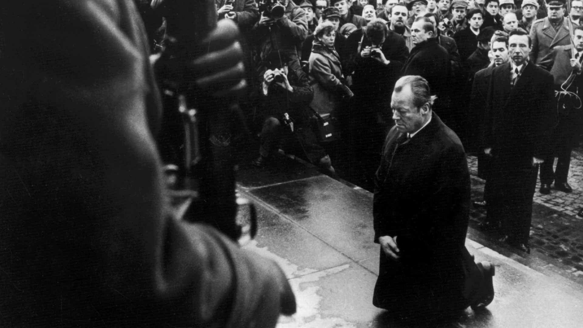 Bundeskanzler Willy Brandt kniet am 7. Dezember 1970 vor dem Mahnmal im einstigen jüdischen Ghetto in Warschau