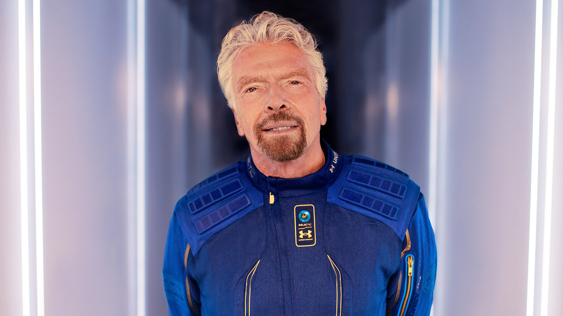 Milliardär Richard Branson posiert in Uniform im Vorfel des geplanten Raumflugs