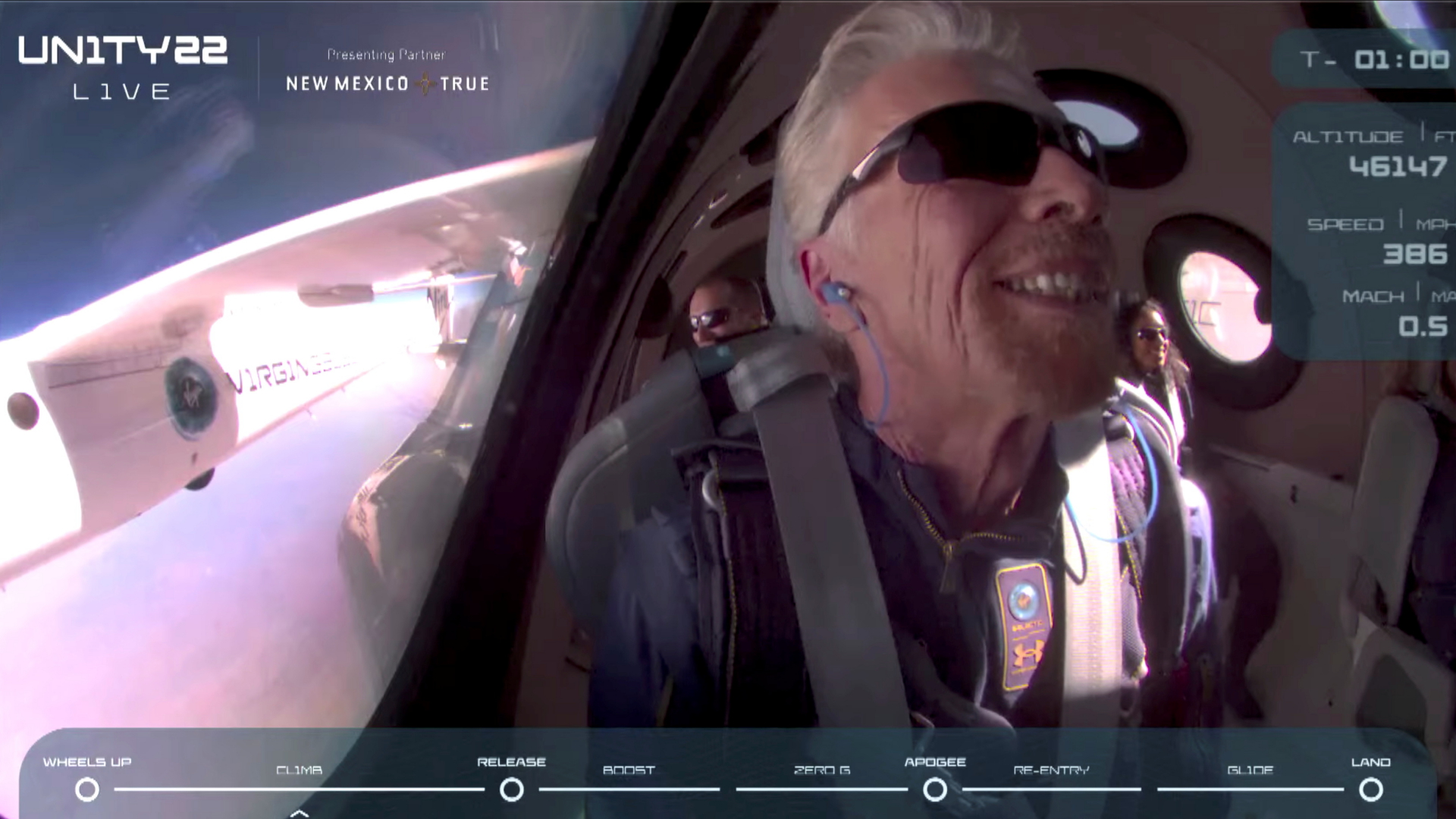 Richard Branson sitzt in seinem Raumflugzeug,