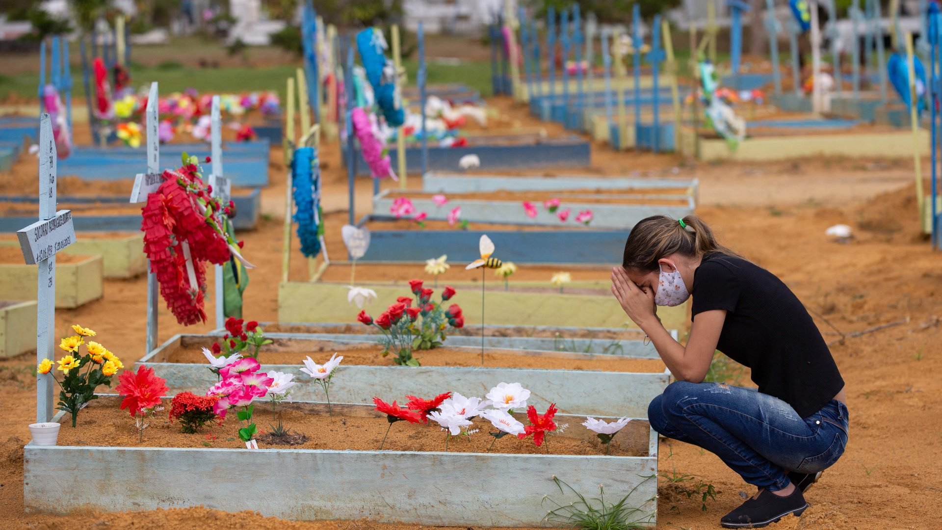 In Manaus (Brasilien) trauert eine Angehörige an einem Grab eines Opfers der Corona-Pandemie | AFP