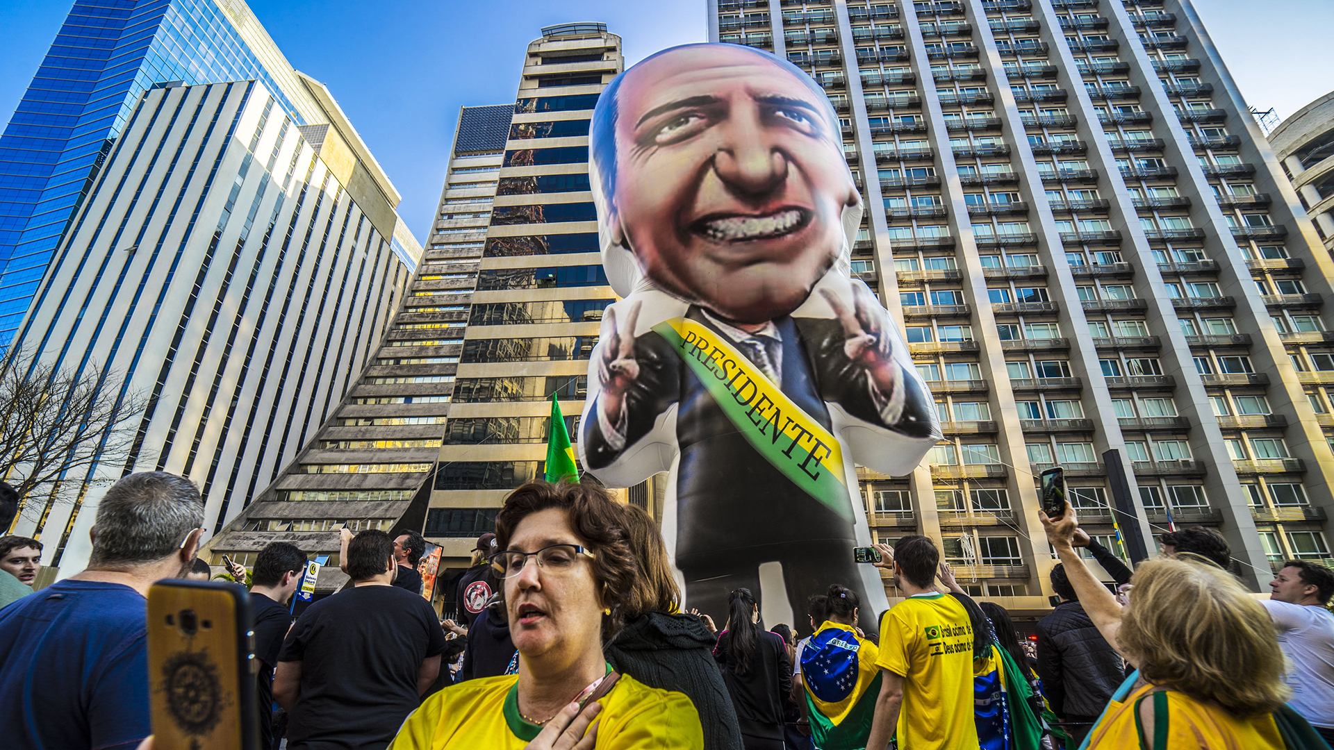 Unterstützer des Präsidentschaftskandidaten Bolsonaro rufen Parolen während einer Kundgebung.  | dpa