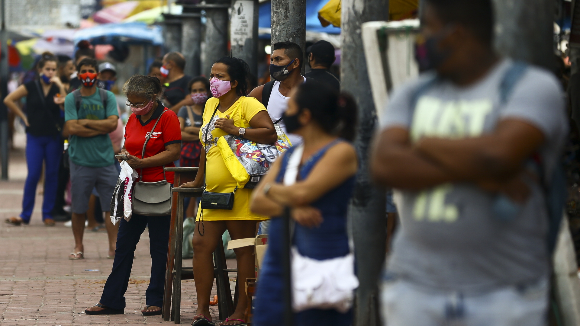 Passagiere warten in einem Hafen von Belém in Brasilien. | dpa