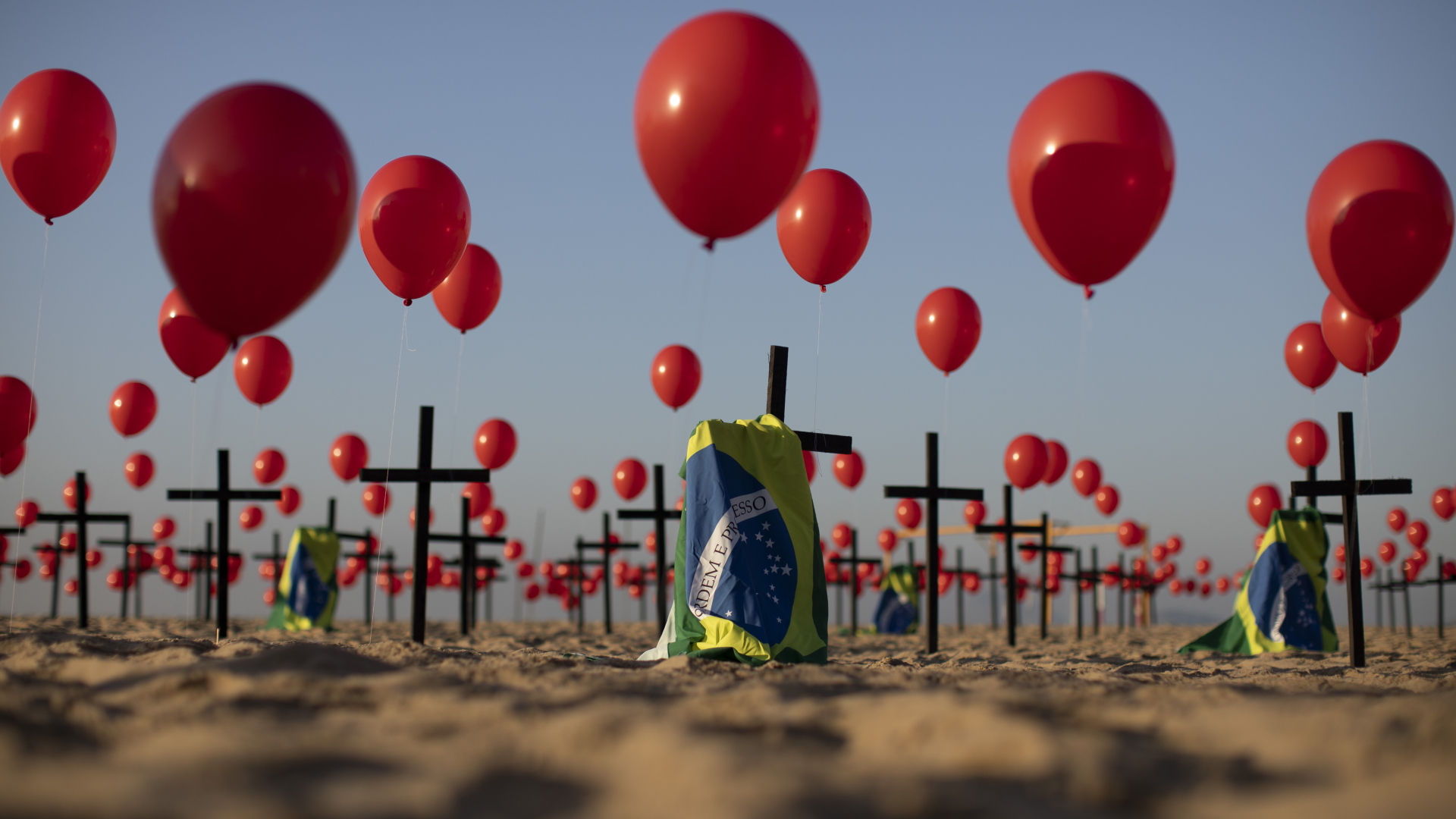 Die Nichtregierungsorganisation "Rio de Paz" platzierte zum Gedenken der Opfer der Covid-19-Pandemie 1000 rote Luftballons und 100 Kreuze am Strand der Copacabana in Rio de Janeiro.
