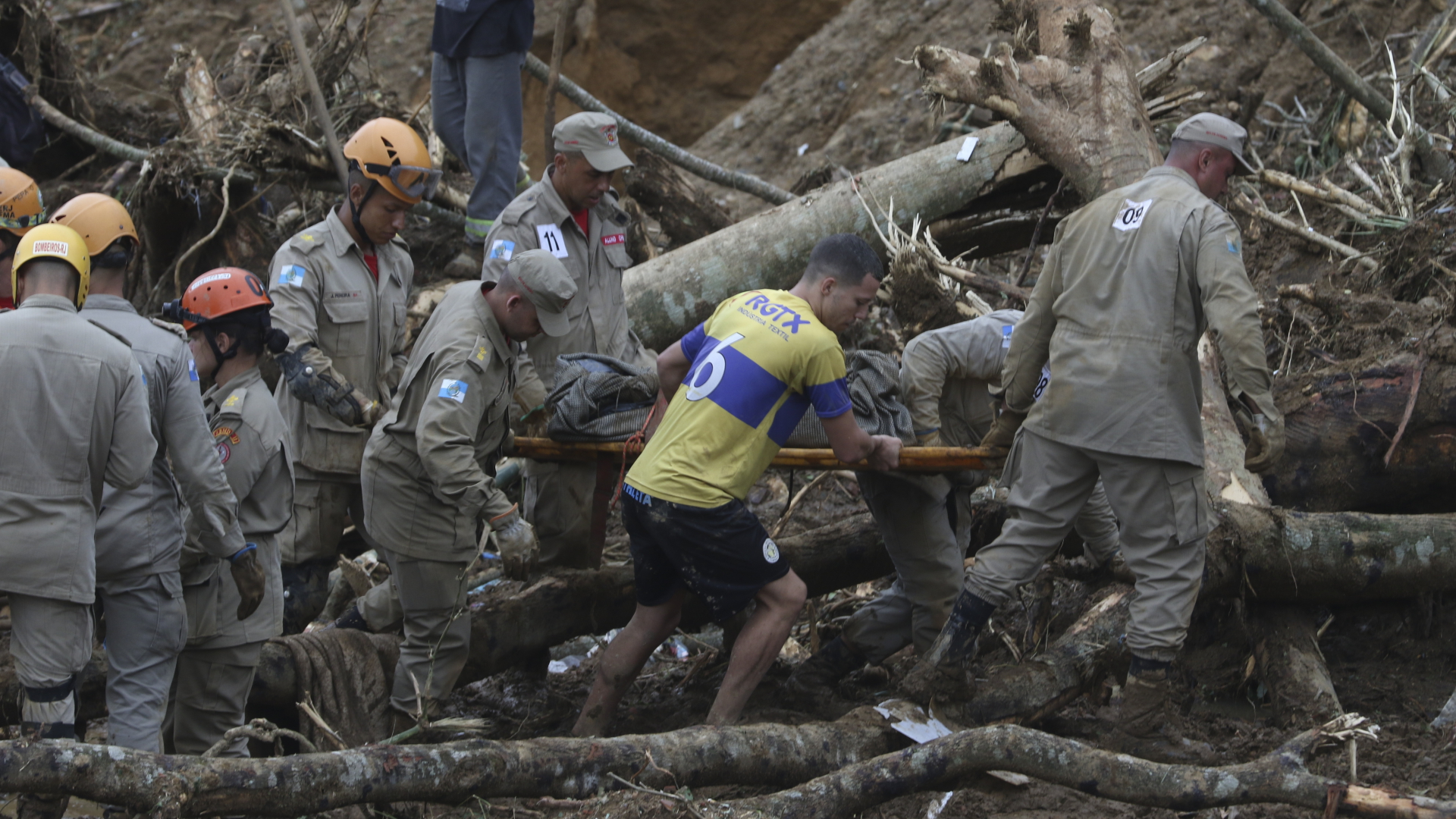 Rettungskräfte und Bewohner arbeiten in der von Erdrutschen und Überschwemmungen betroffenen Bergregion.  | dpa