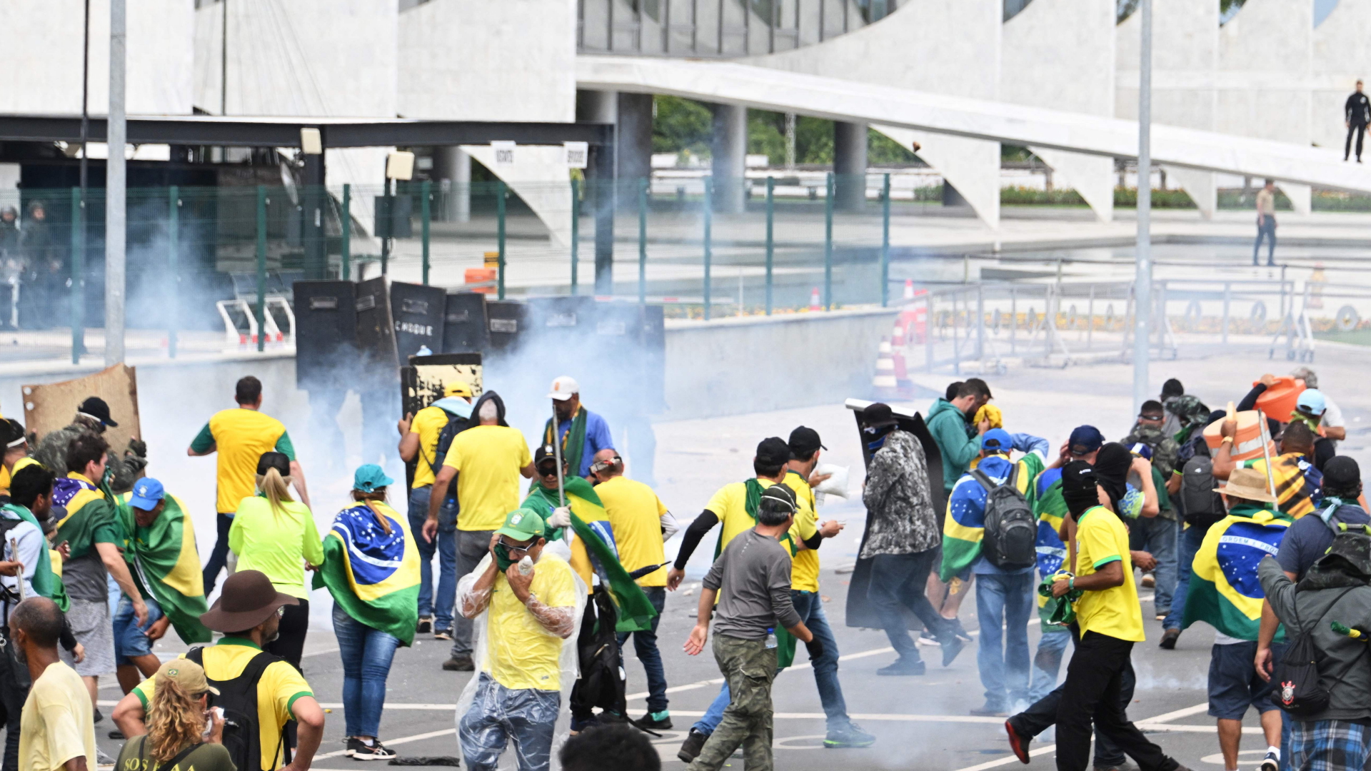 Anhänger von Ex-Präsident Bolsonaro stürmen den Kongress in Brasilia. | AFP