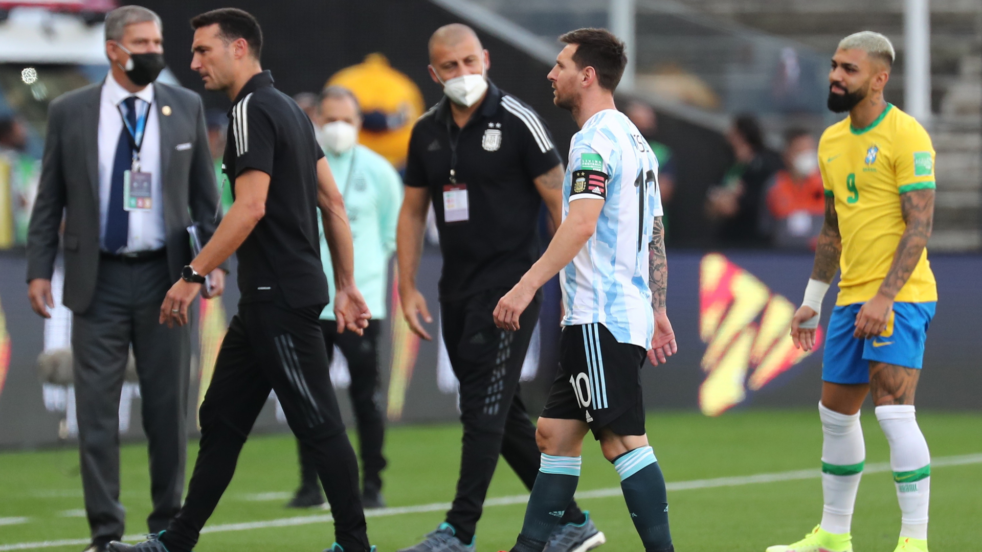 Lionel Messi verlässt den Platz im Fußballspiel zwischen Argentinien und Brasilien. | EPA
