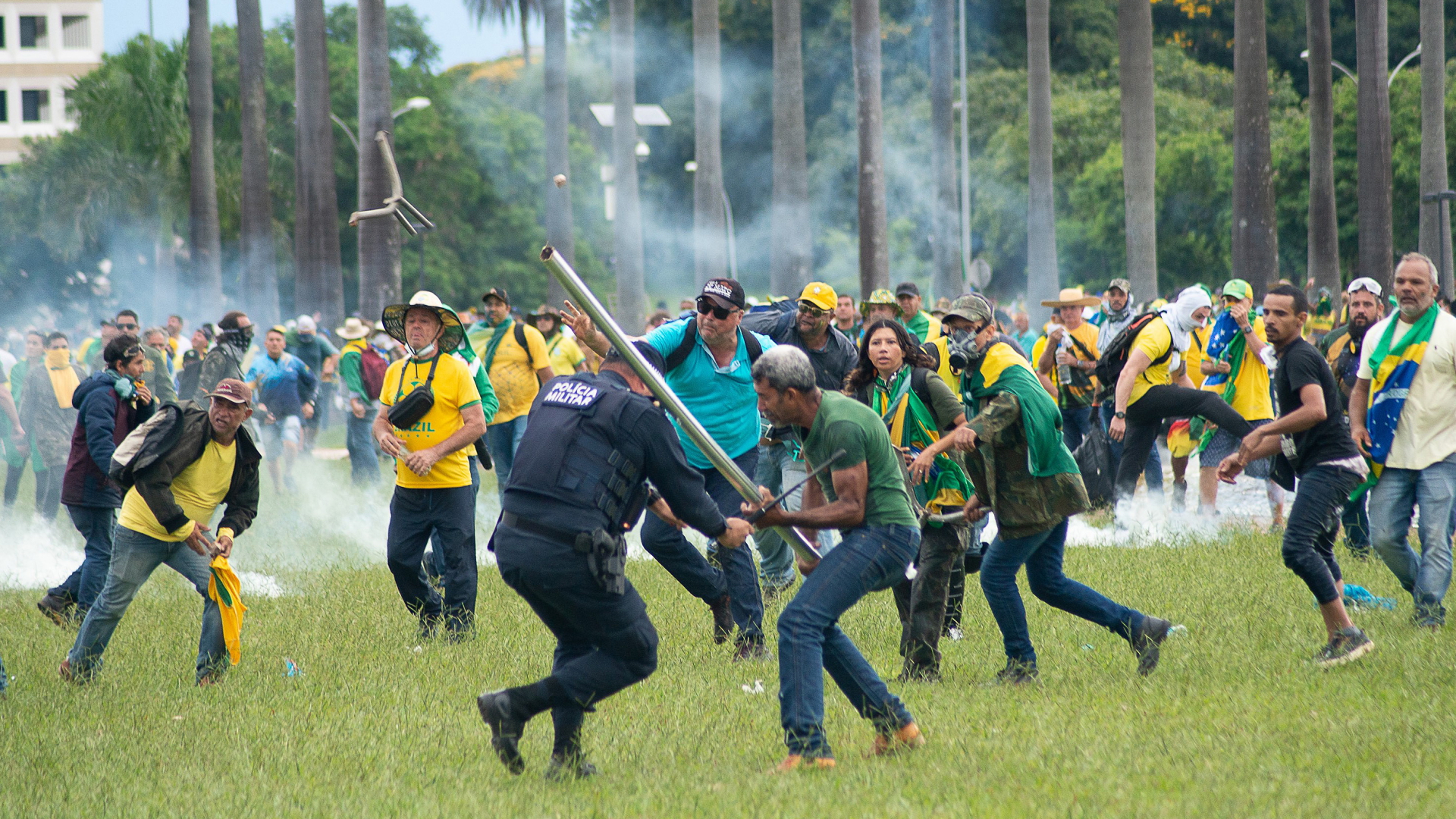 Anhänger des ehemaligen brasilianischen Präsidenten Bolsonaro geraten in der Hauptstadt mit Polizisten aneinander. | dpa