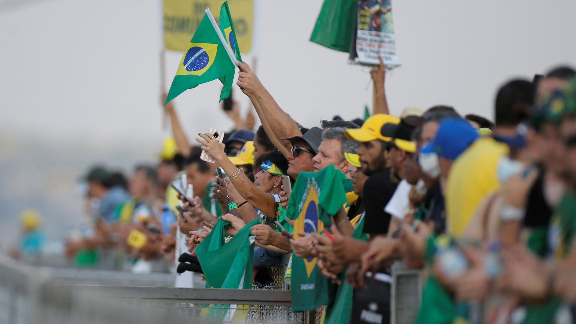 Anhänger von Brasiliens Präsident Bolsonaro demonstrieren vor den geplanten Kundgebungen am 7. September.  | REUTERS