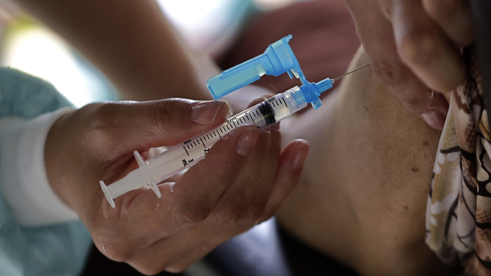 Eine ältere Frau wird in der brasilianischen Hauptstadt Brasilia geimpft. | AP