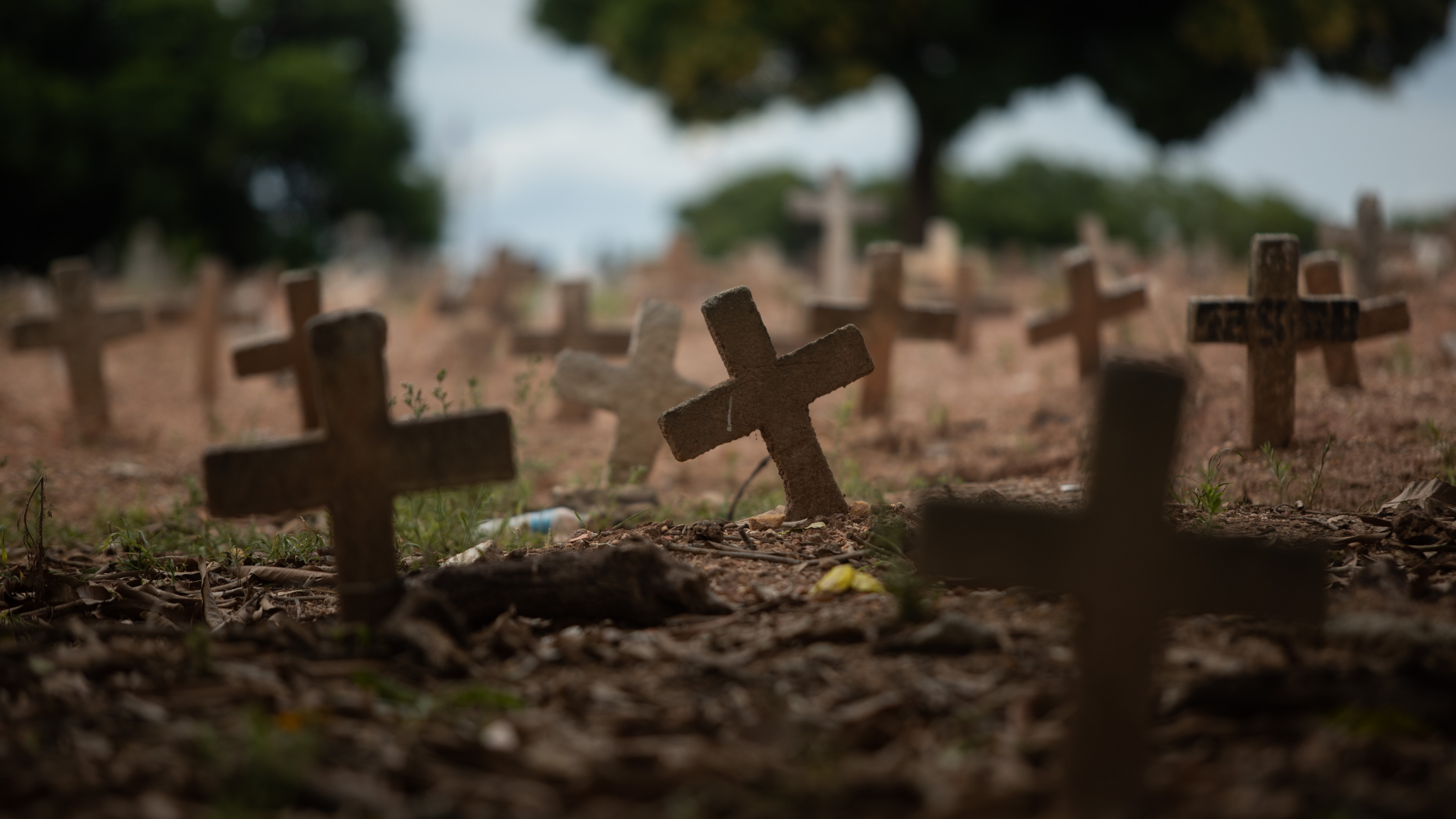 Gräber mit namenlosen Kreuzen auf dem Friedhof von Caju in Rio De Janeiro