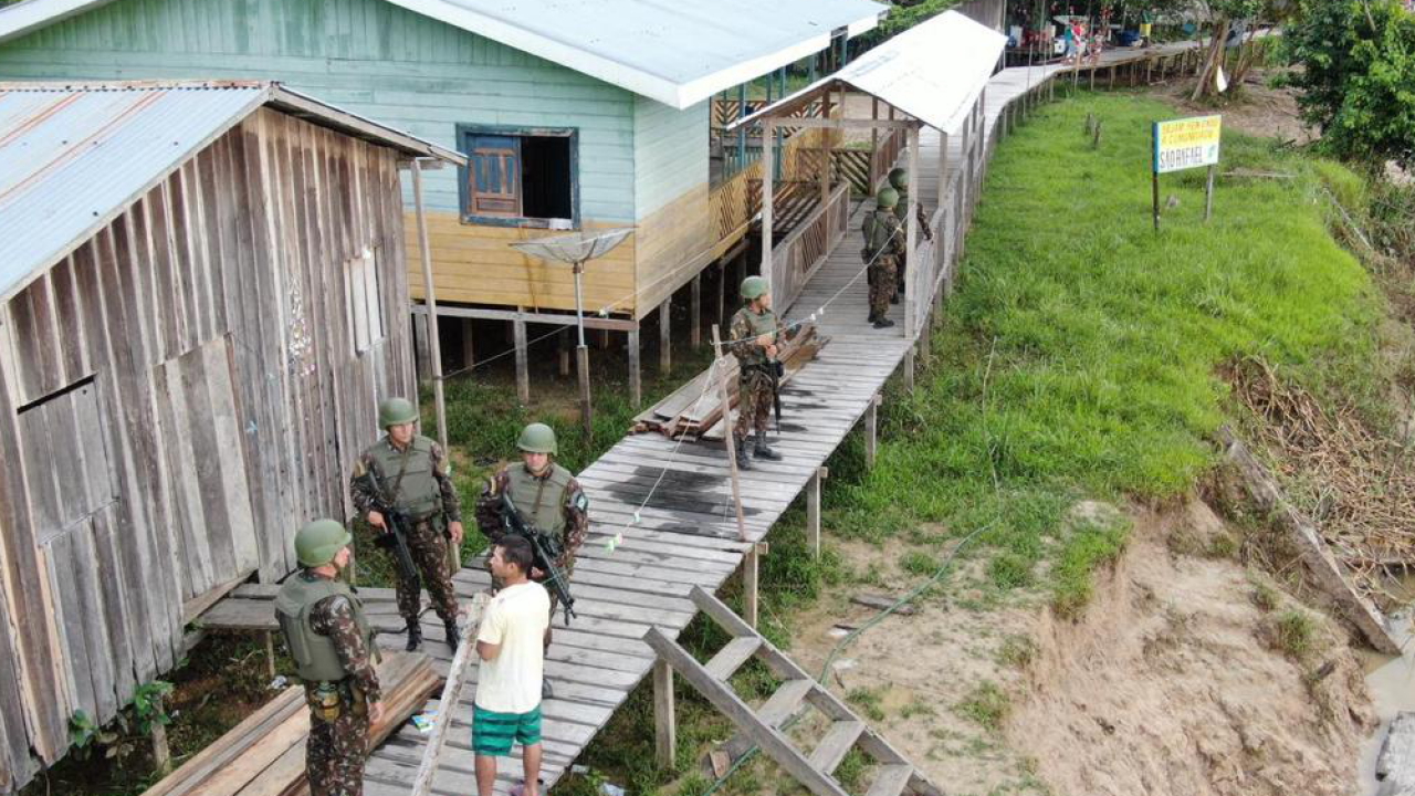 Ermittler befragen Anwohner am Fluss Javai im brasilianischen Bundesstaat Acre zum Fall des verschwundenen britischen Journalisten Dom Philips  | AFP