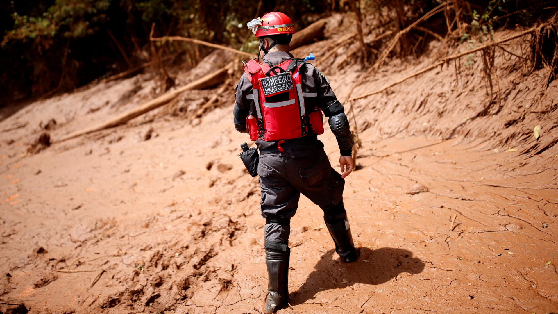 Ein Feuerwehrmann stapft durch die Schlammmassen in Brasilien. | REUTERS