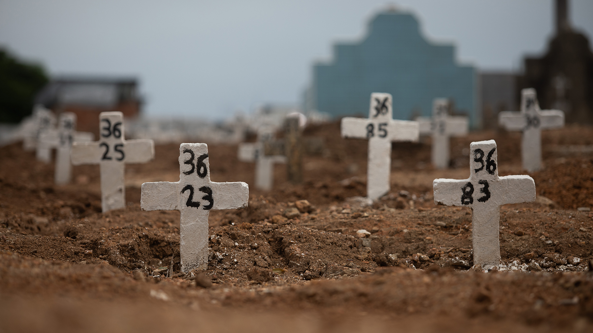 Einfache Kreuze mit Nummern stehen an Gräbern auf dem Friedhof von Iraja, im Norden von Rio de Janeiro (Brasilien). | dpa