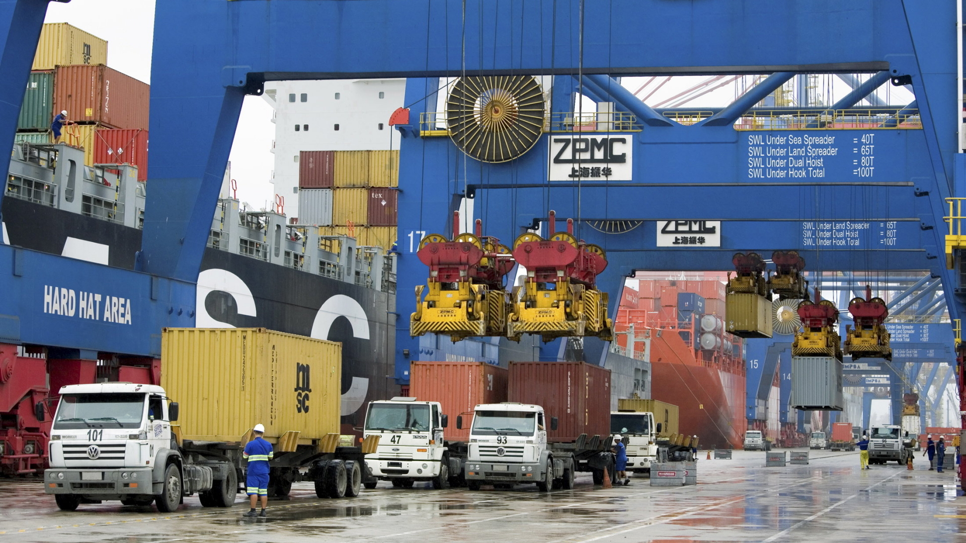 Container werden im Hafen von Santos in Brasilien verladen. | Bildquelle: dpa