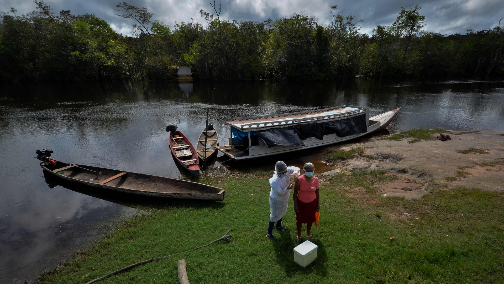 In Moju (Brasilien) wird eine Frau an einer Flussbiegung geimpft | AFP