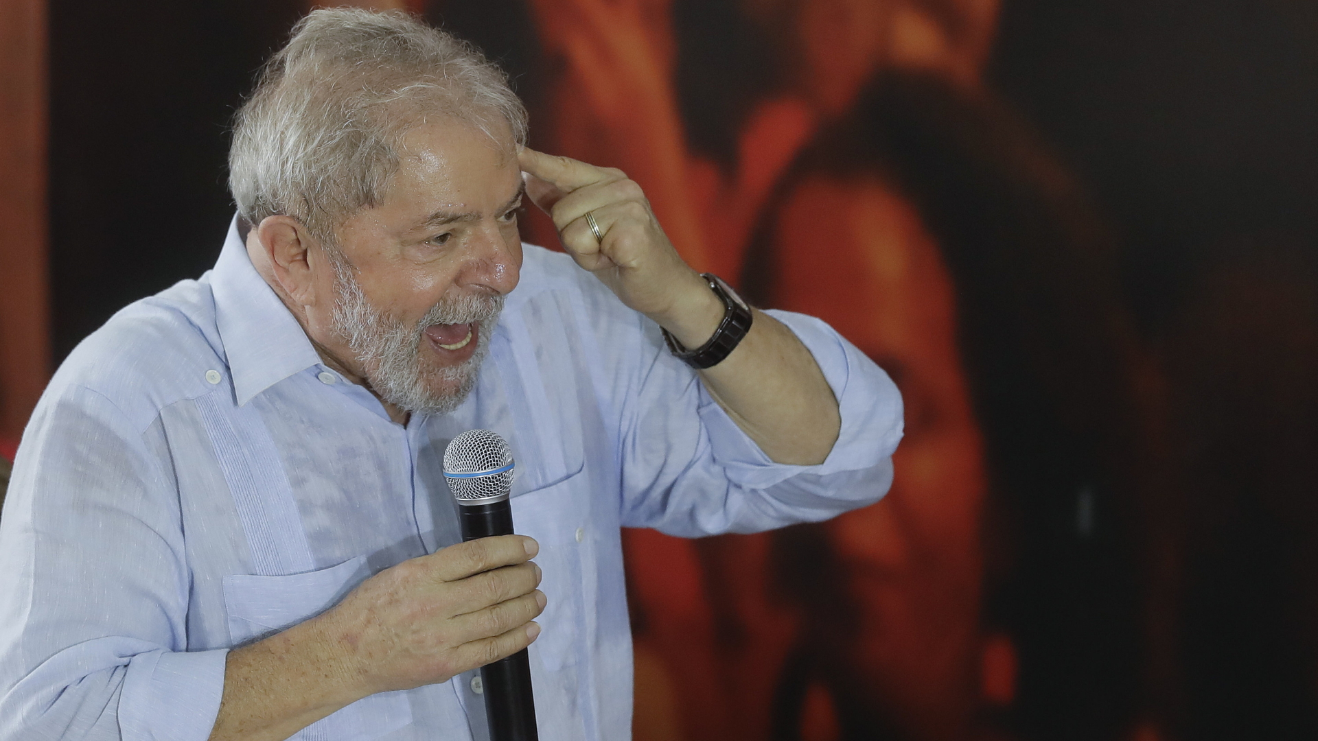Der brasilianische Ex-Präsident Lula spricht auf einer Versammlung der Arbeiterpartei. | AP