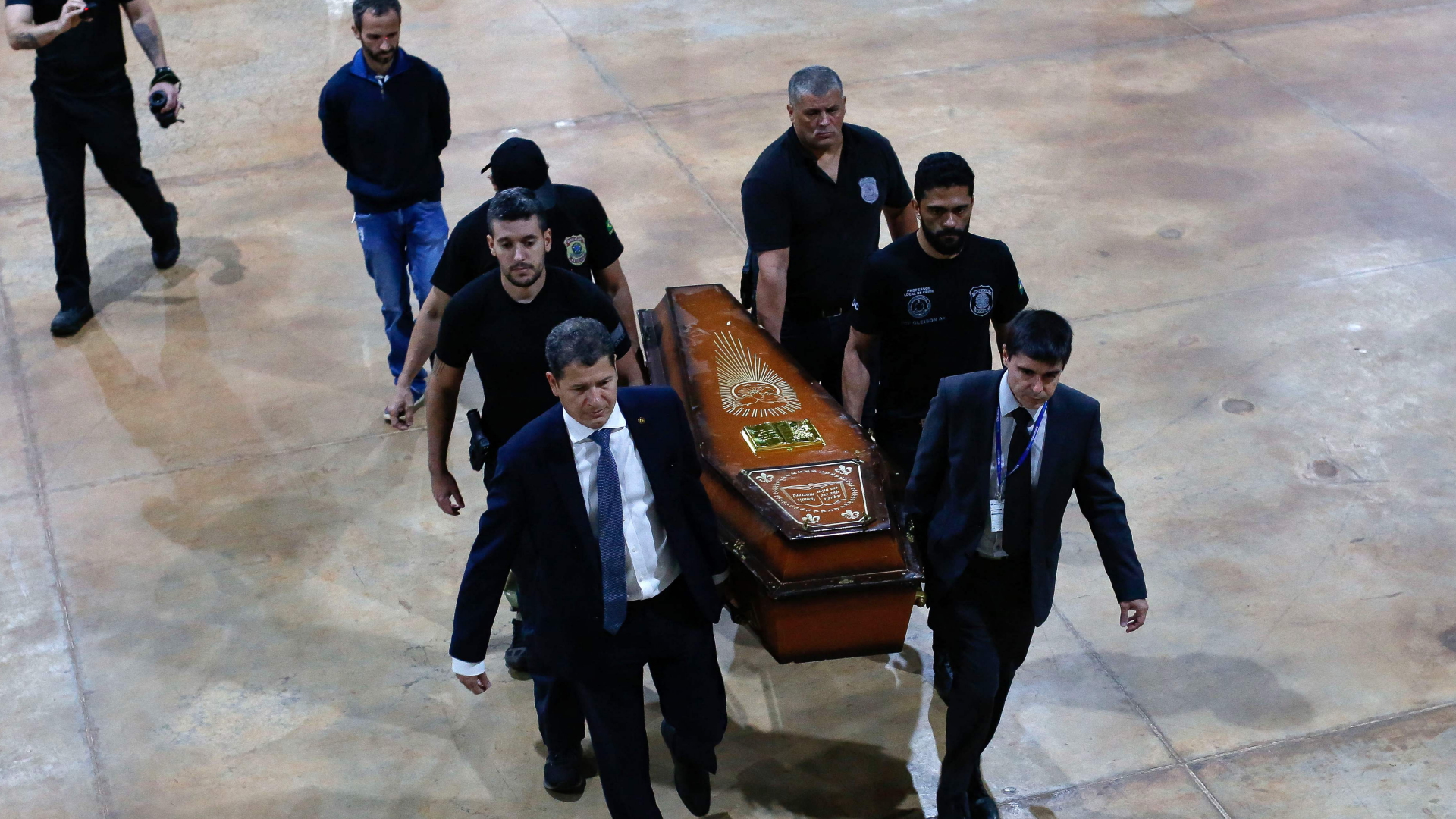 Männer tragen den Sarg mit den sterblichen Überresten des Briten Philips oder seines Begleiters auf einem Flughafen in Brasilia (Brasilien) | AFP