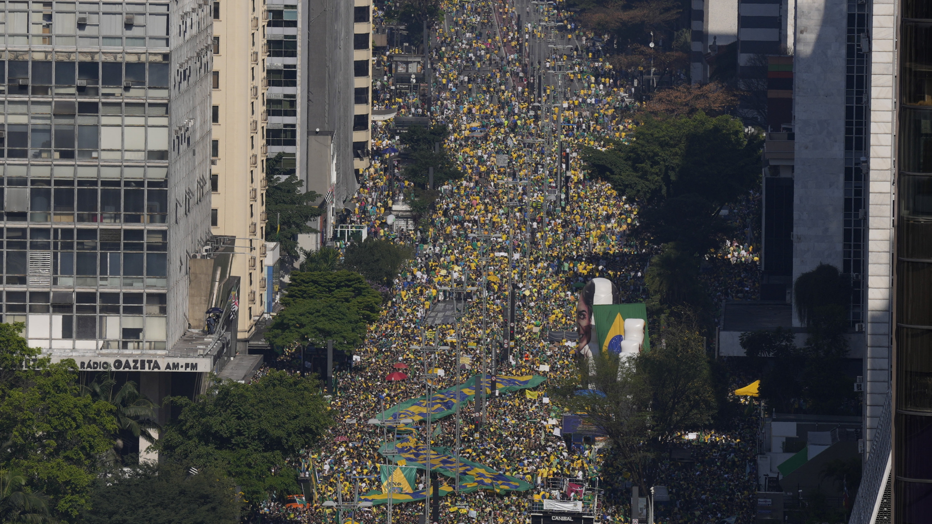 In Sao Paulo gingen mehr als 100.000 Menschen auf die Straße, um für den brasilianischen Präsidenten Bolsonaro zu demonstrieren. | AP