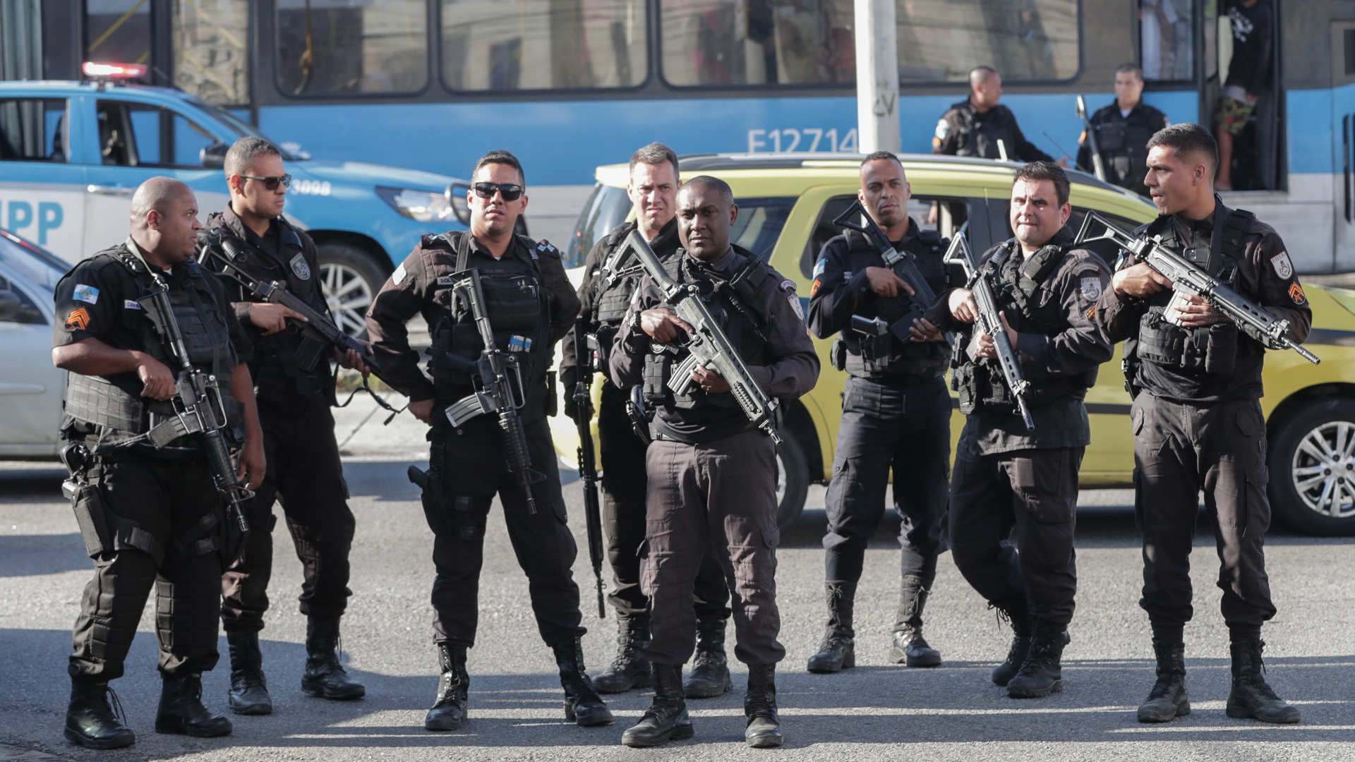 Polizisten sichern bei einem Einsatz schwer bewaffnet die Favela Vila Cruzeiro. | EPA