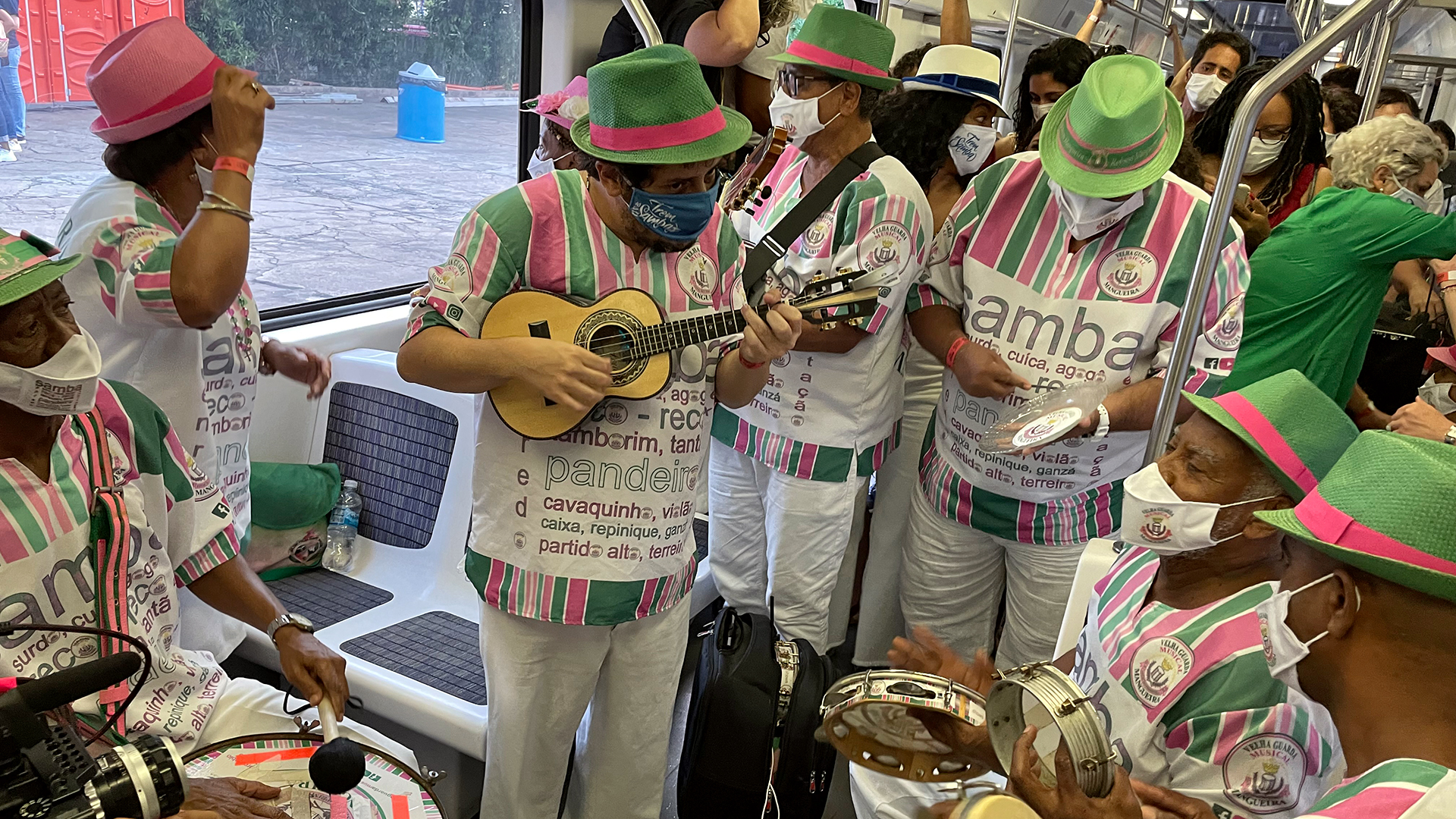 Musiker der Sambaschule Mangueira im Trem do Samba. | ARD