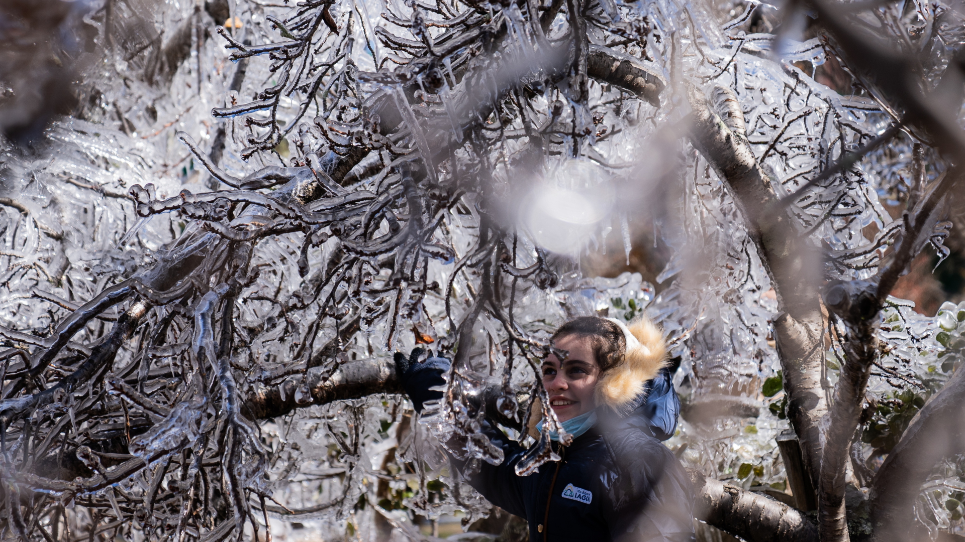 Eine Jugendliche freut sich über einen gefrorenen Baum im brasilianischen Sao Joaquim-Urupema, nachdem es aufgrund einer Kaltfront geschneit hat. | dpa