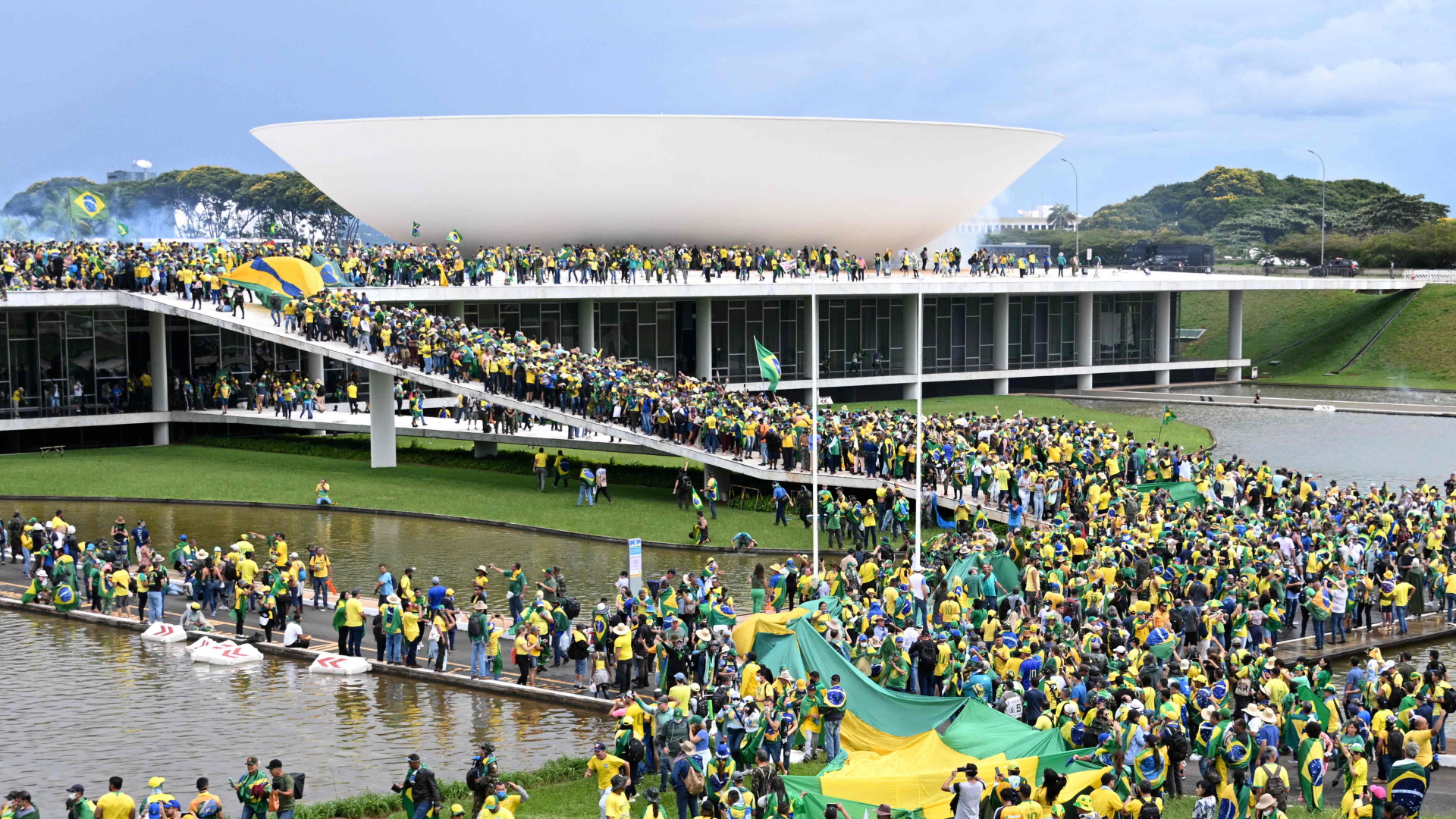 Mutmaßliche Anhänger von Ex-Präsident Bolsonaro befinden sich vor dem brasilianischen Parlament und auf dem Dach des Gebäudes. | AFP
