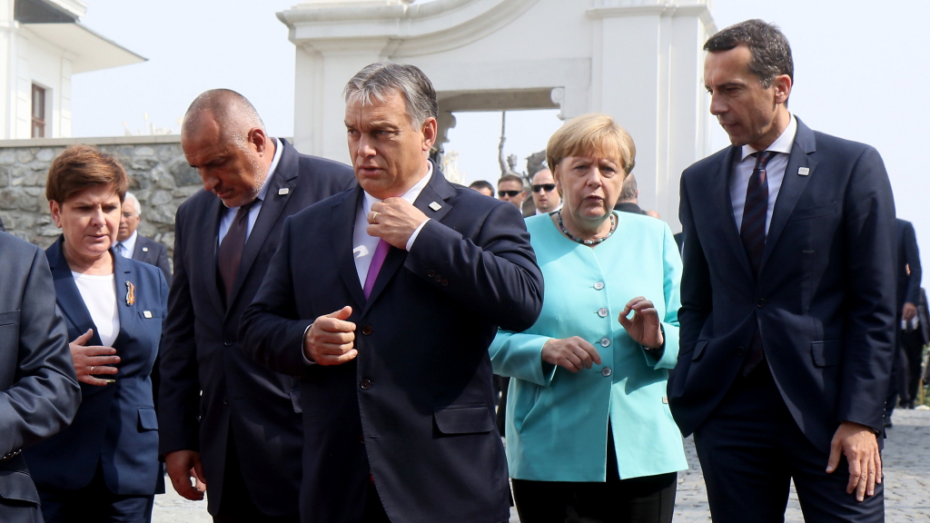 Schwierige Gipfelgespräche: Merkel mit einigen Staats- und Regierungschefs osteuropäischer Staaten sowie Bundeskanzler Kern. | AP