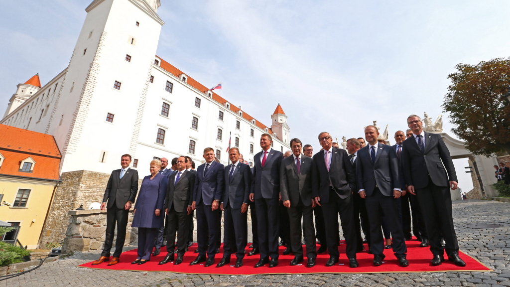 Gruppenfoto der 27 Staats- und Regierungschefs beim EU-Gipfel in Bratislava  | dpa