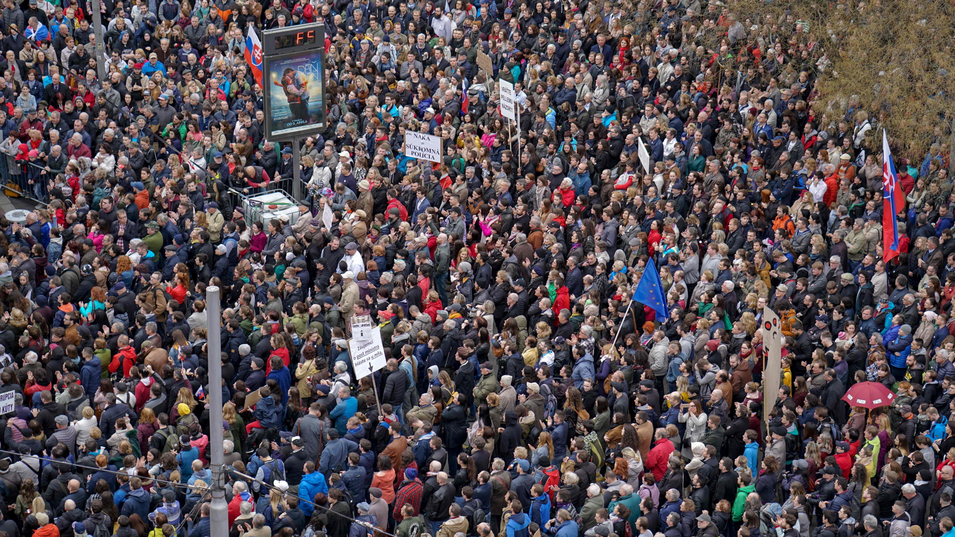 Zehntausende Menschen demonstrieren auf der Straße