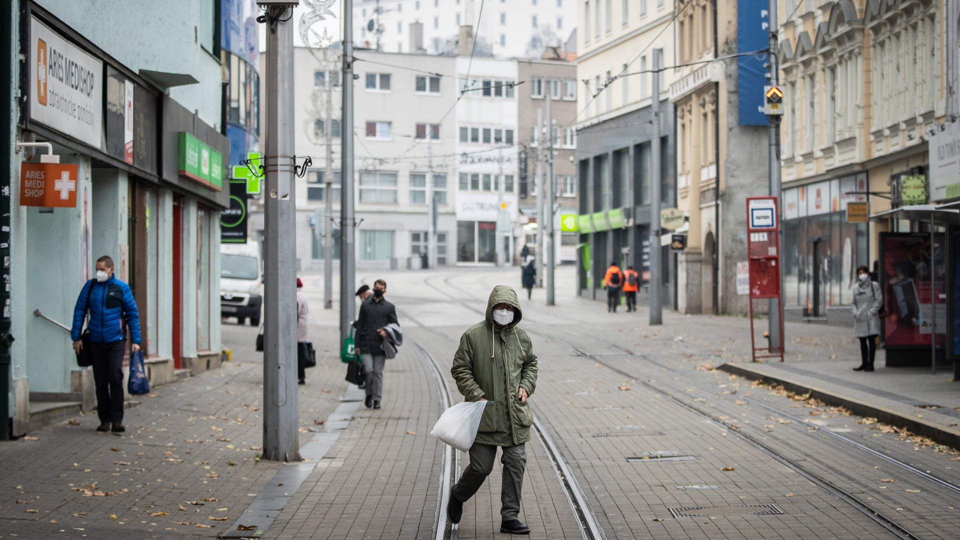 Nur wenige Menschen sind im Lockdown auf einer Straße in Bratislava unterwegs | EPA