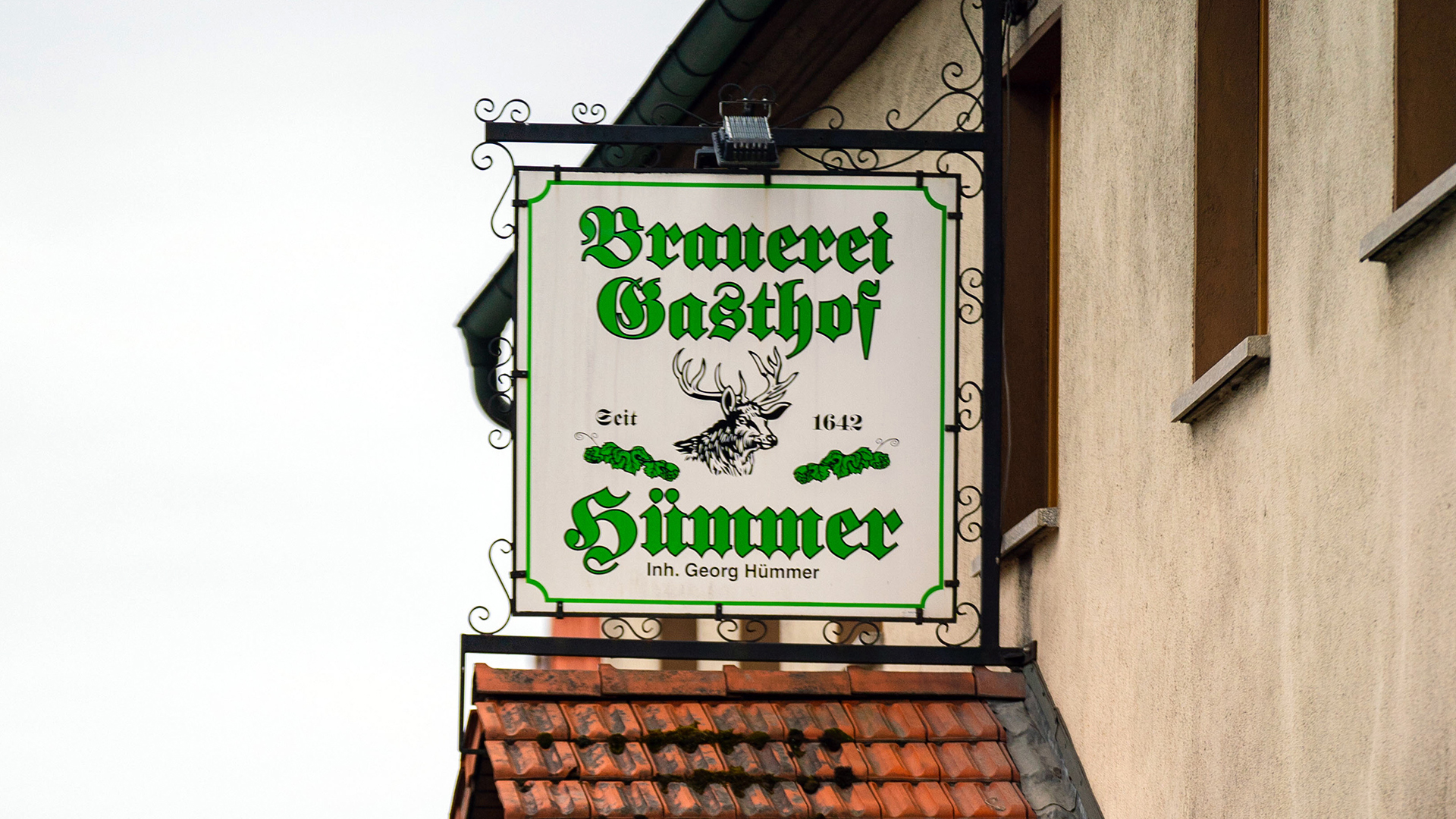 Auf einem Schild steht "Brauerei Gasthof Hümmer". | picture alliance/dpa