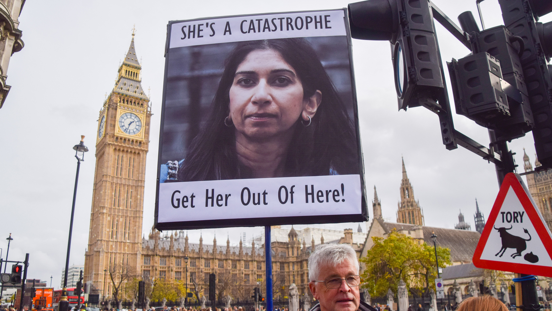 "Sie ist eine Katastrophe - raus mit ihr!", steht auf einem Protestplakat gegen Suella Braverman vor dem britischen Parlament. | picture alliance / ZUMAPRESS.com