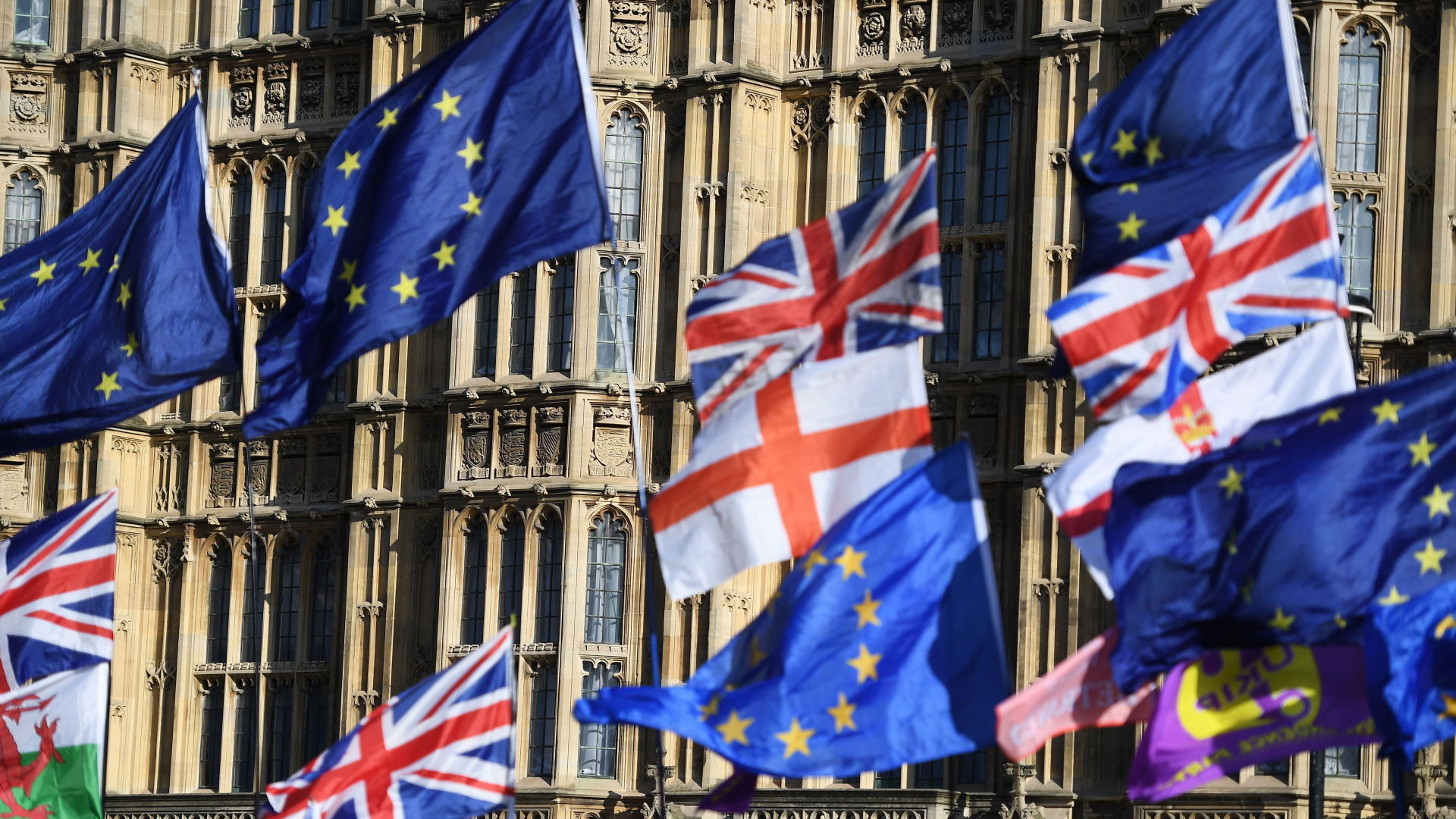 Europaflaggen und Union Jacks bei Protesten vor dem britischen Parlament in London. | ANDY RAIN/EPA-EFE/REX