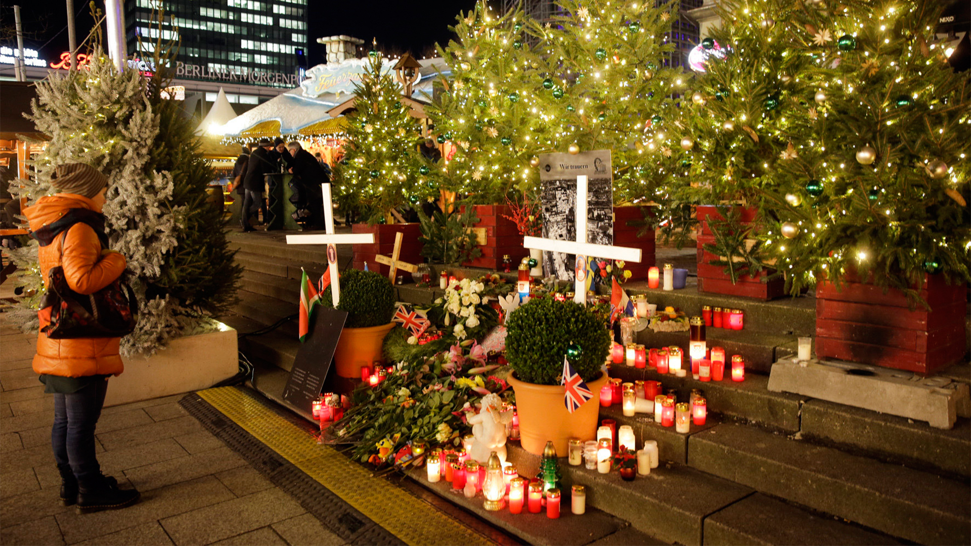 Mit Kerzen und Blumen wird der Opfer des Terrorangriffs vom Breitscheidplatz in Berlin gedacht | Bildquelle: AP