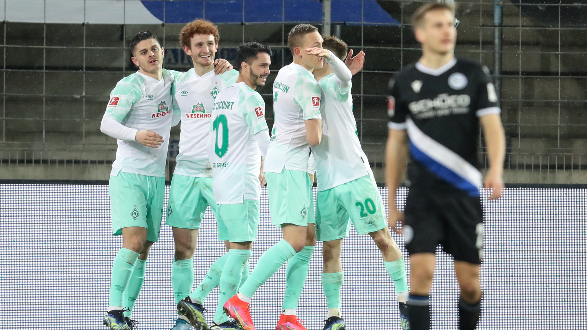 SV Werder Bremen players are happy after the goal to make it 1-0 against Bielefeld. | dpa