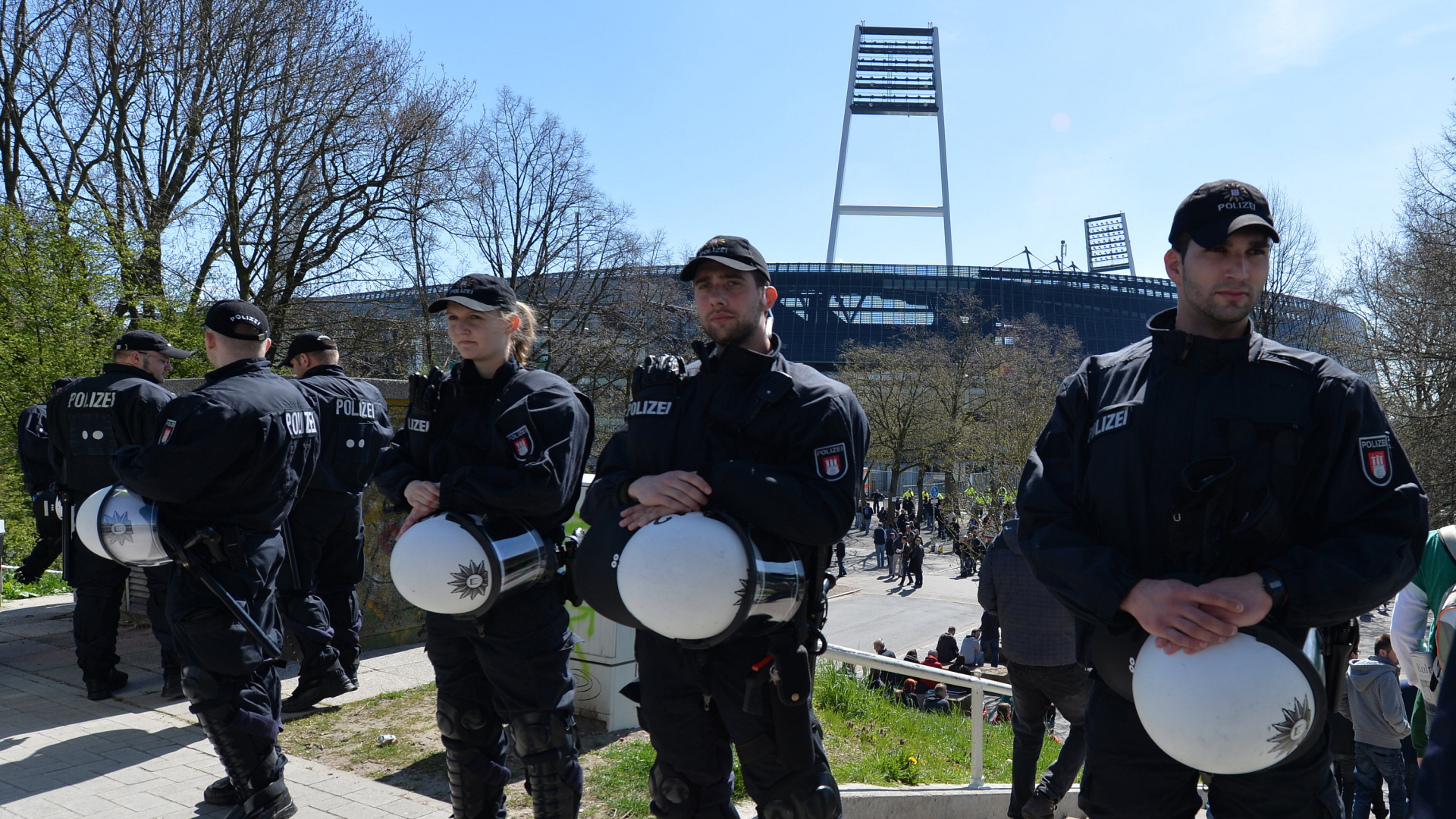 Polizisten beim Fußballspiel Bremen gegen den HSV 2015 | dpa