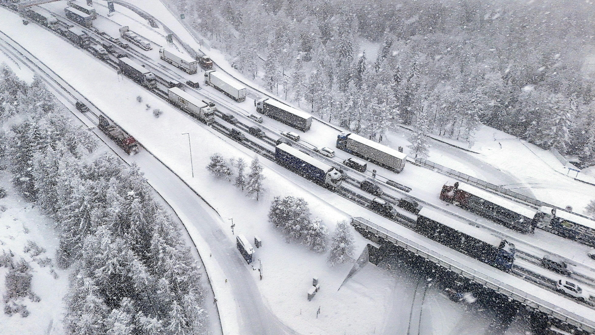 Eingeschneite Lkw stehen auf der Brennerautobahn im Stau