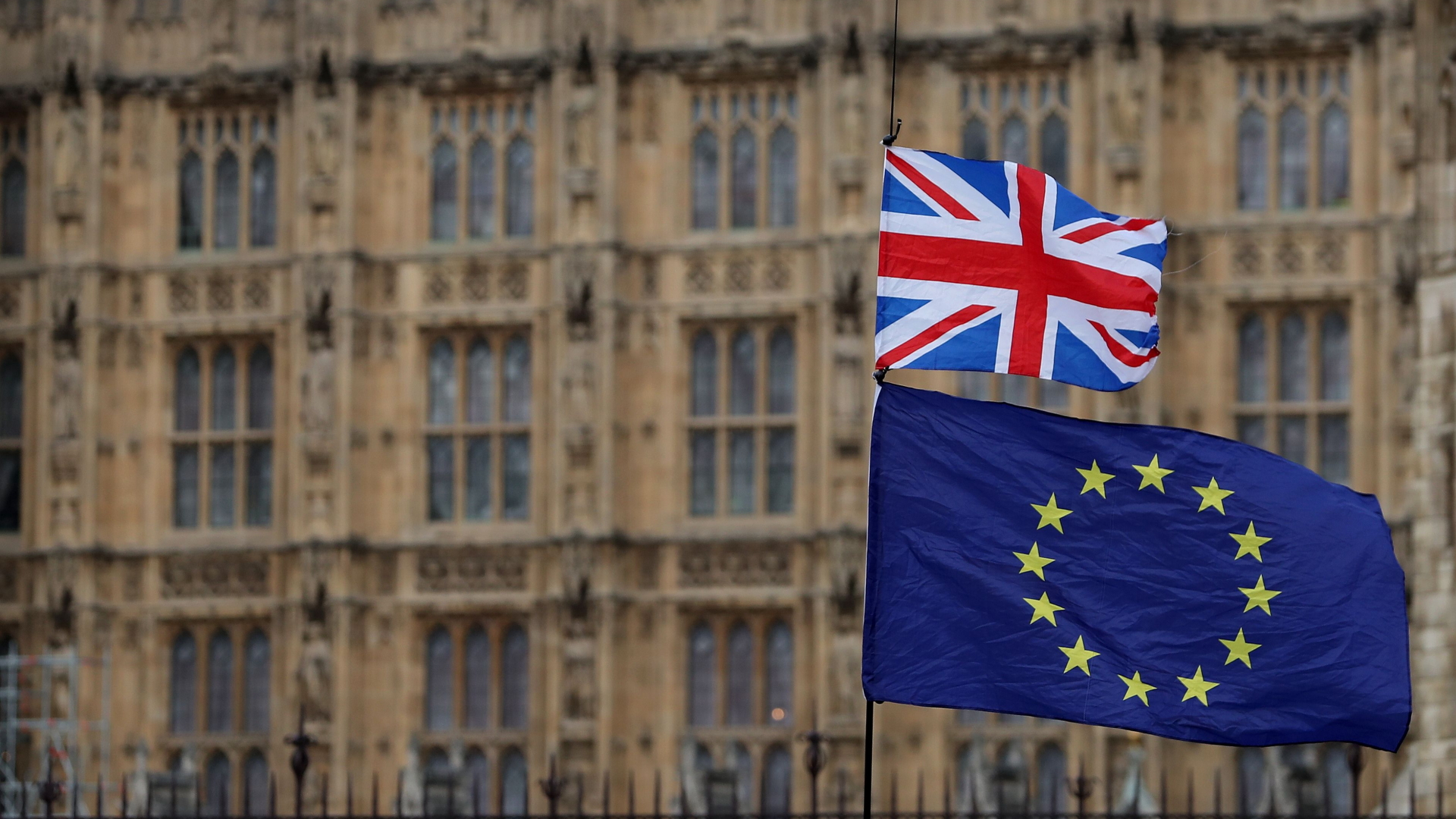 Die britische und die europäische Flagge vor dem Parlament in London.  | AFP