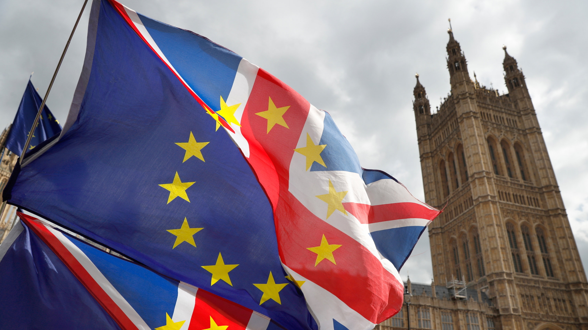 Europäische und britische Flaggen vor dem Parlament in London. | dpa