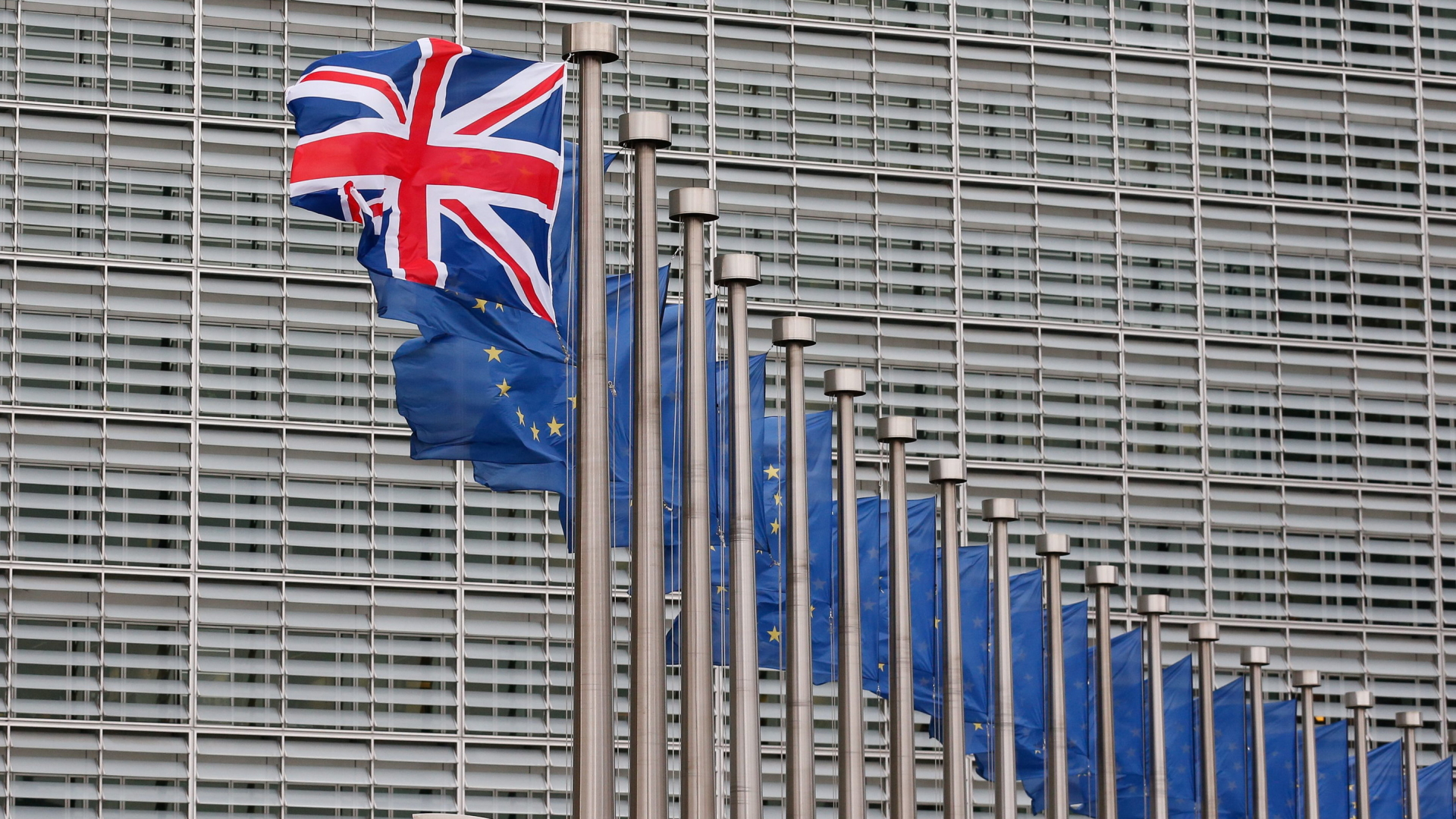 Die EU- und die britische Flagge | null