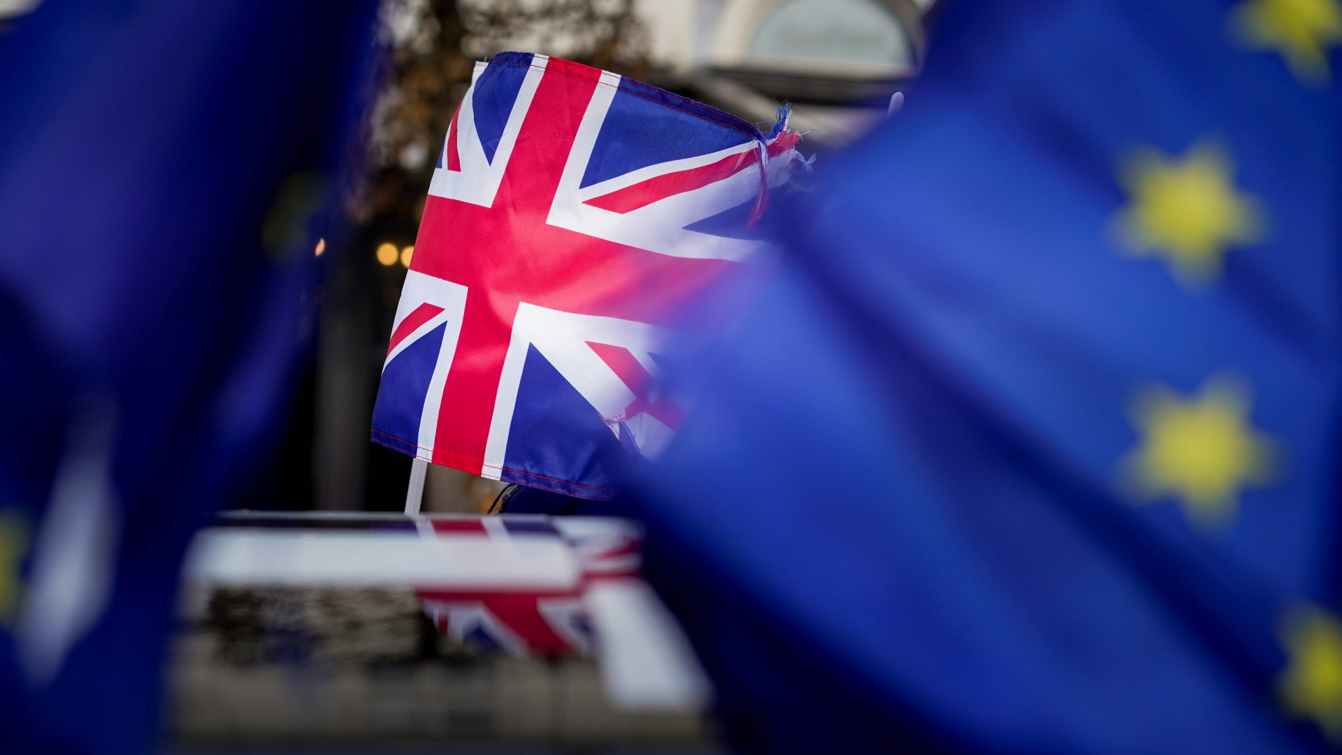 Eine britische neben einer EU-Flagge | AFP