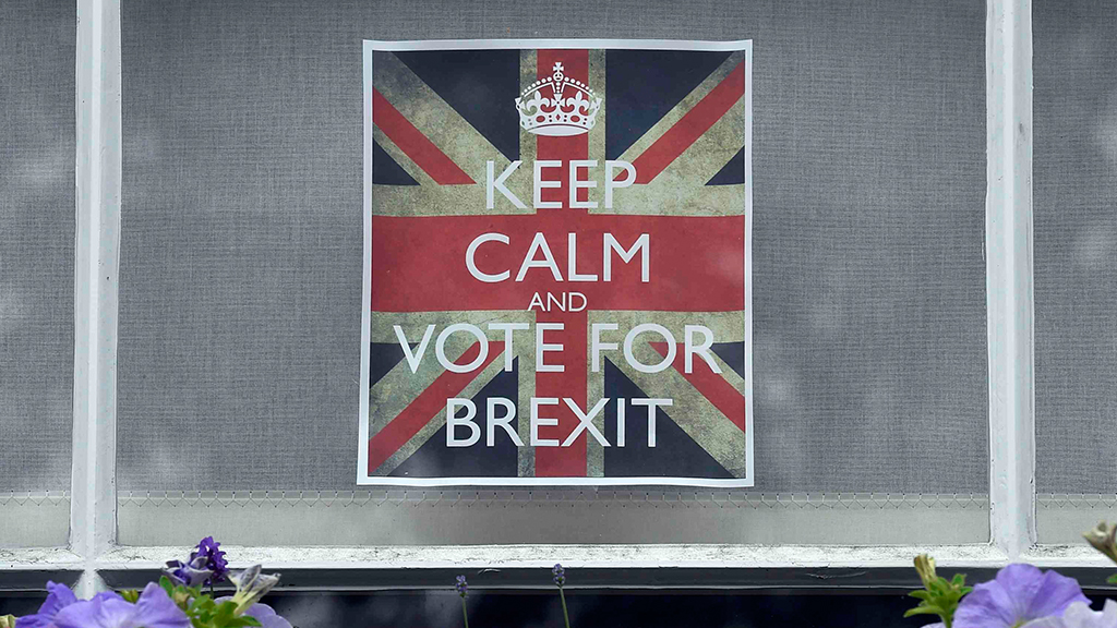 In einem Fenster hängt ein Plakat mit der Aufschrift Keep calm and vote for Brexit