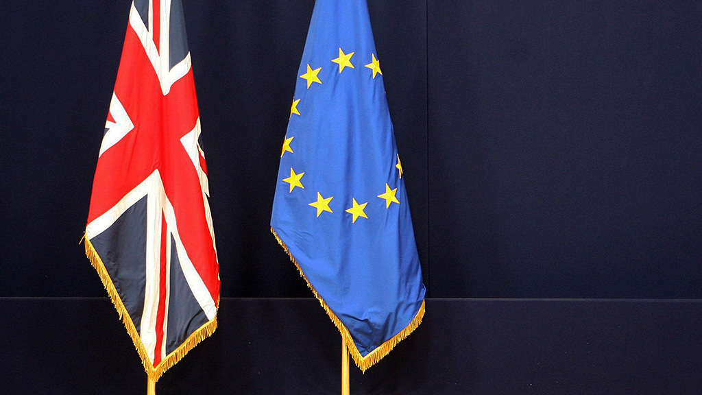 Die britische Flagge nehmen der Flagge der EU. | dpa