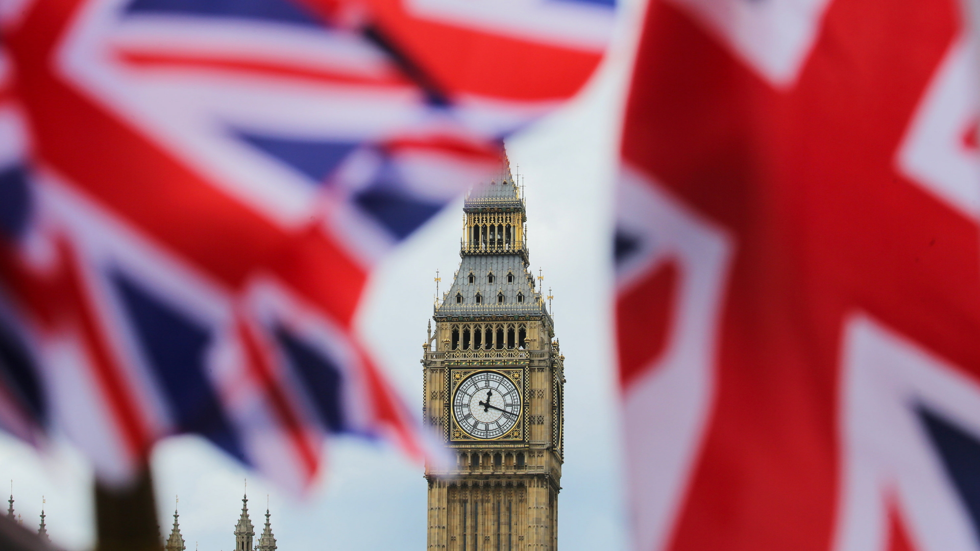 Britische Flaggen wehen vor dem Big Ben. | dpa