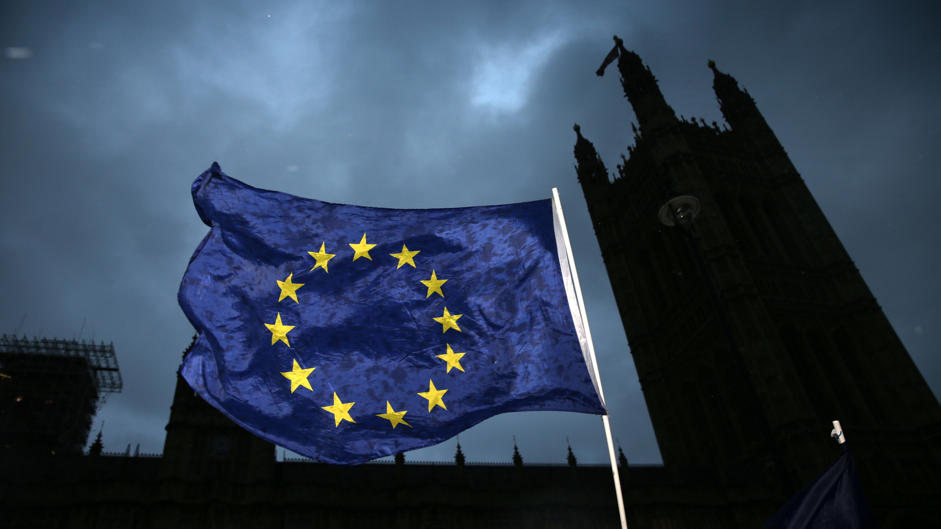 Die EU-Flagge weht vor dem britischen Parlament | AFP