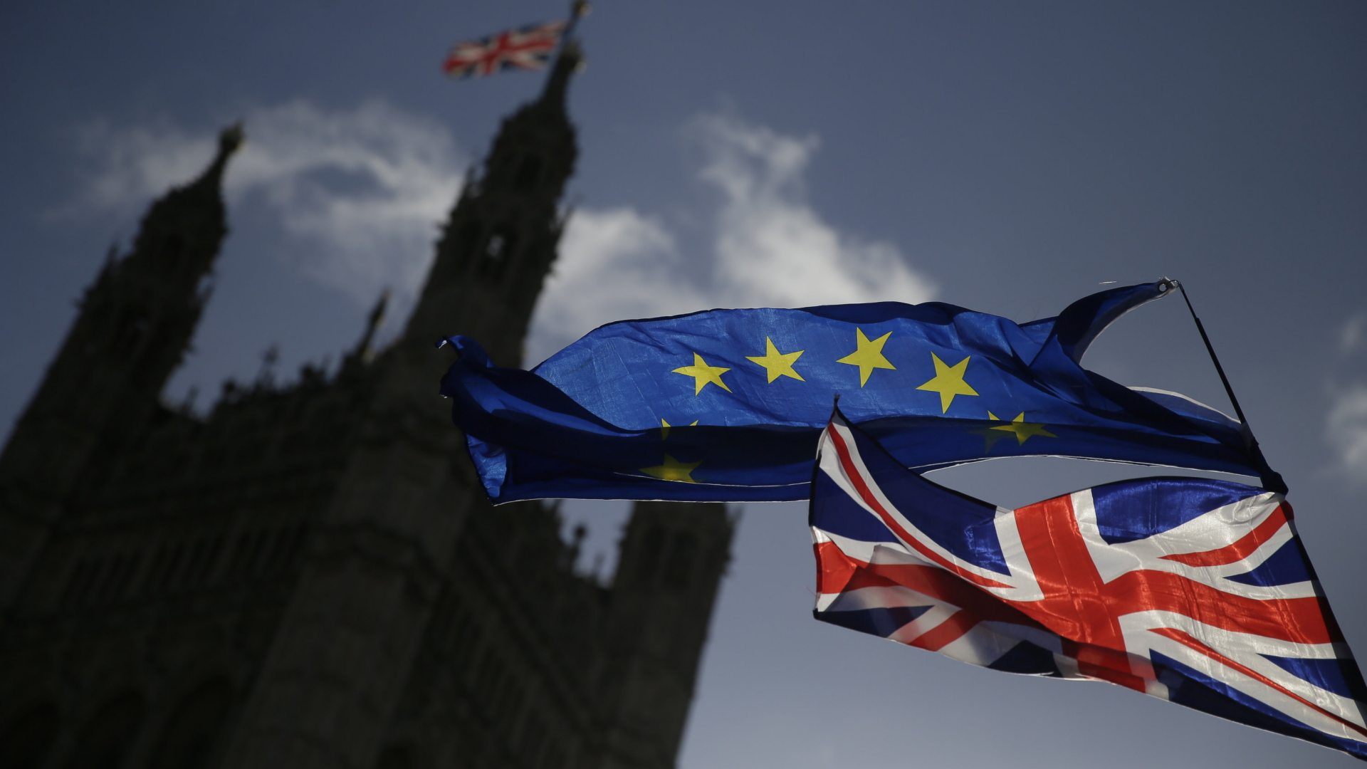 Eine EU-Flagge und eine britische Nationalflagge, der Union Jack, wehen vor dem britischen Parlament in London