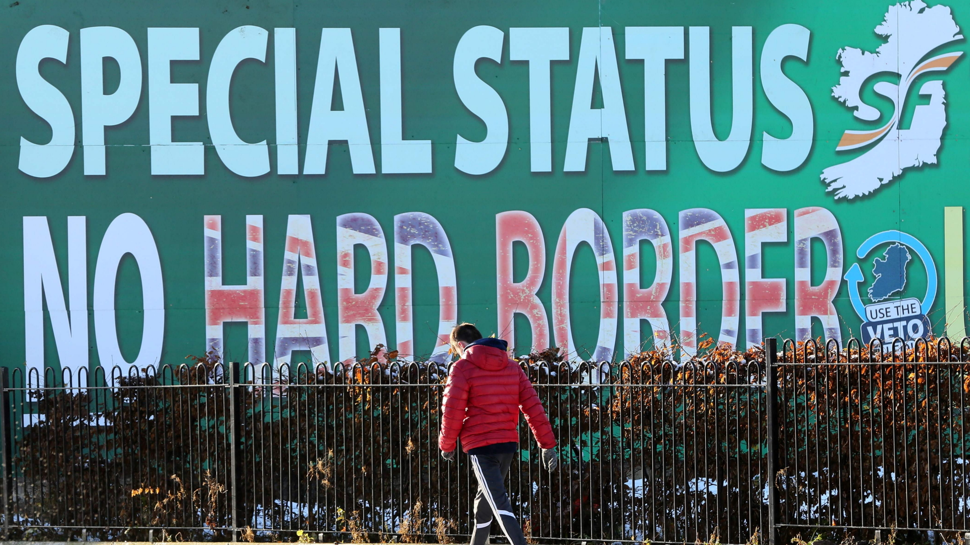 Ein Plakat in Belfast wirbt gegen eine harte Grenze zwischen Irland und Nordirland. | AFP